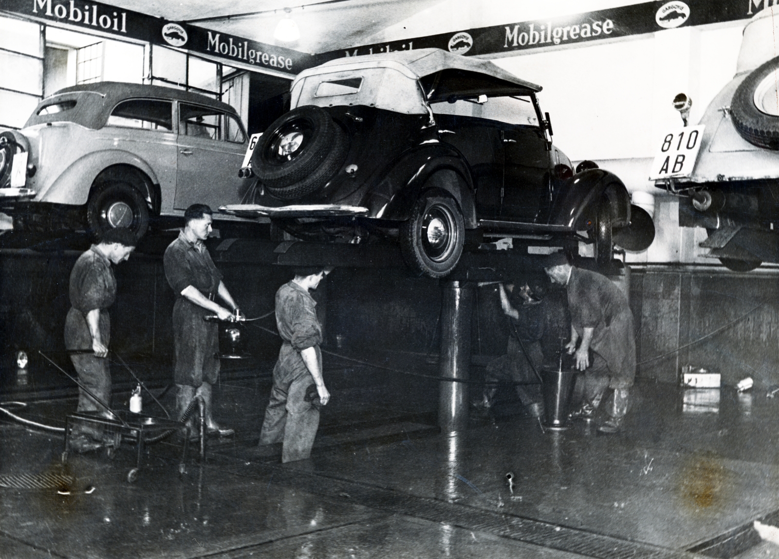 Magyarország, Budapest XIII., Victor Hugo (Wahrmann Mór) utca 2-4., Jurkó és Róna autószerviz., 1944, Róna Annamária, Budapest, autószerelő, automobil, levegőben, Fortepan #223327