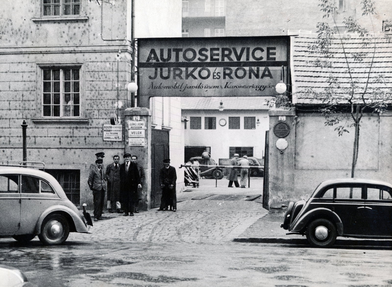 Magyarország, Budapest XIII., Gogol (Zápolya) utca 15-17., a Jurkó és Róna autószerviz kapuja., 1943, Róna Annamária, Budapest, Fortepan #223330