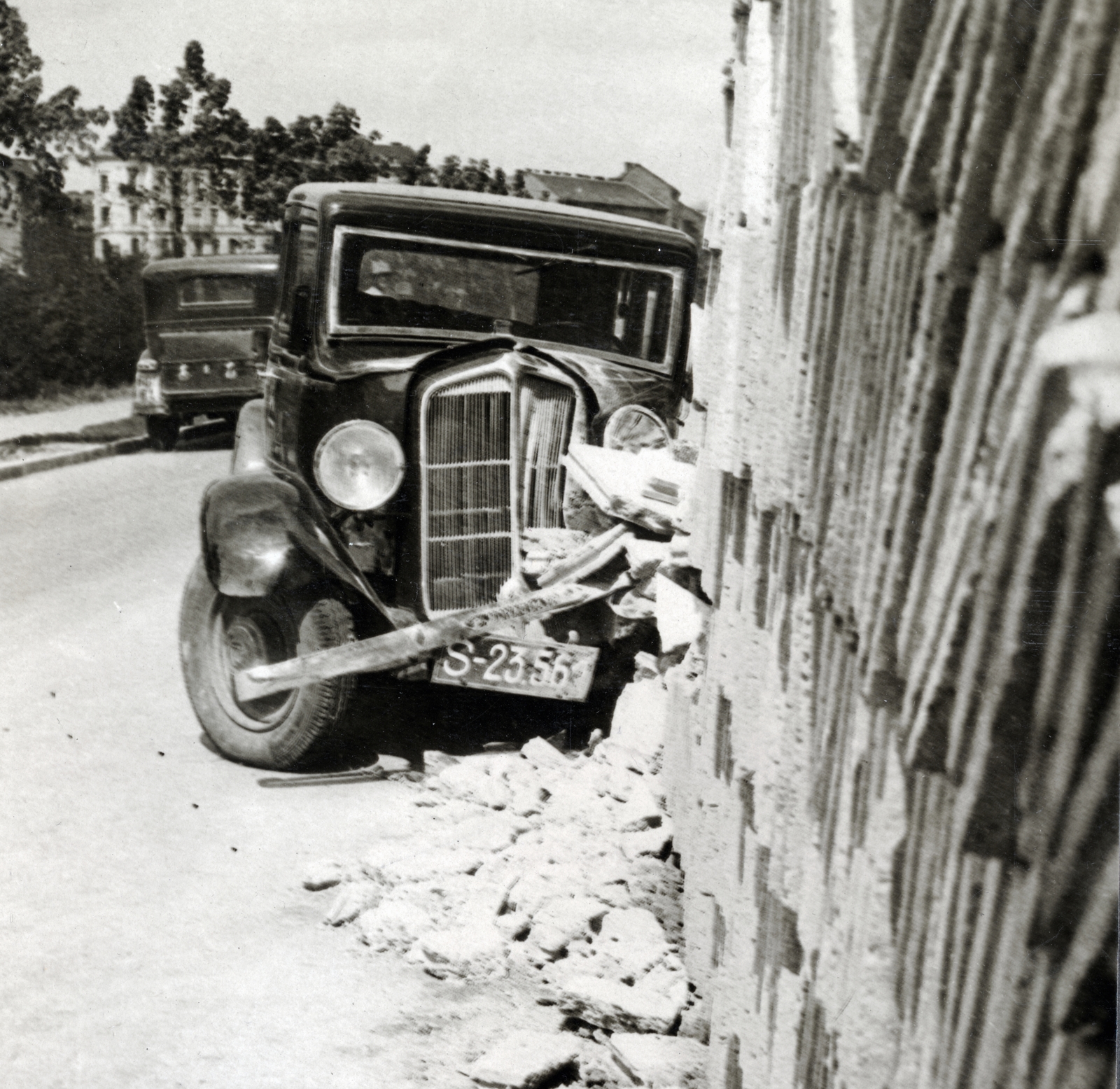 Hungary, Budapest I., közlekedési baleset az épülő Attila út 115. számú ház előtt, balra a Vérmező., 1933, Róna Annamária, Budapest, Fortepan #223331