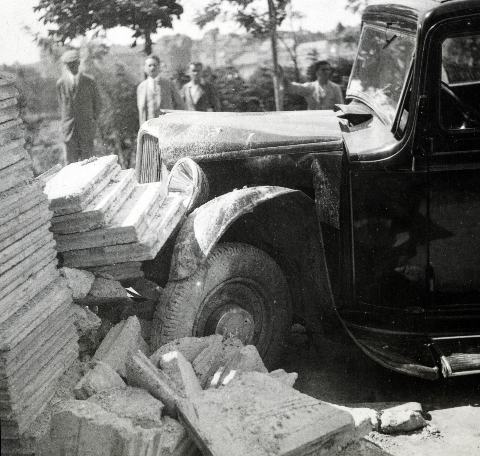 Hungary, Budapest I., közlekedési baleset az épülő Attila út 115. számú ház előtt, háttérben a Vérmező., 1933, Róna Annamária, Budapest, Fortepan #223333