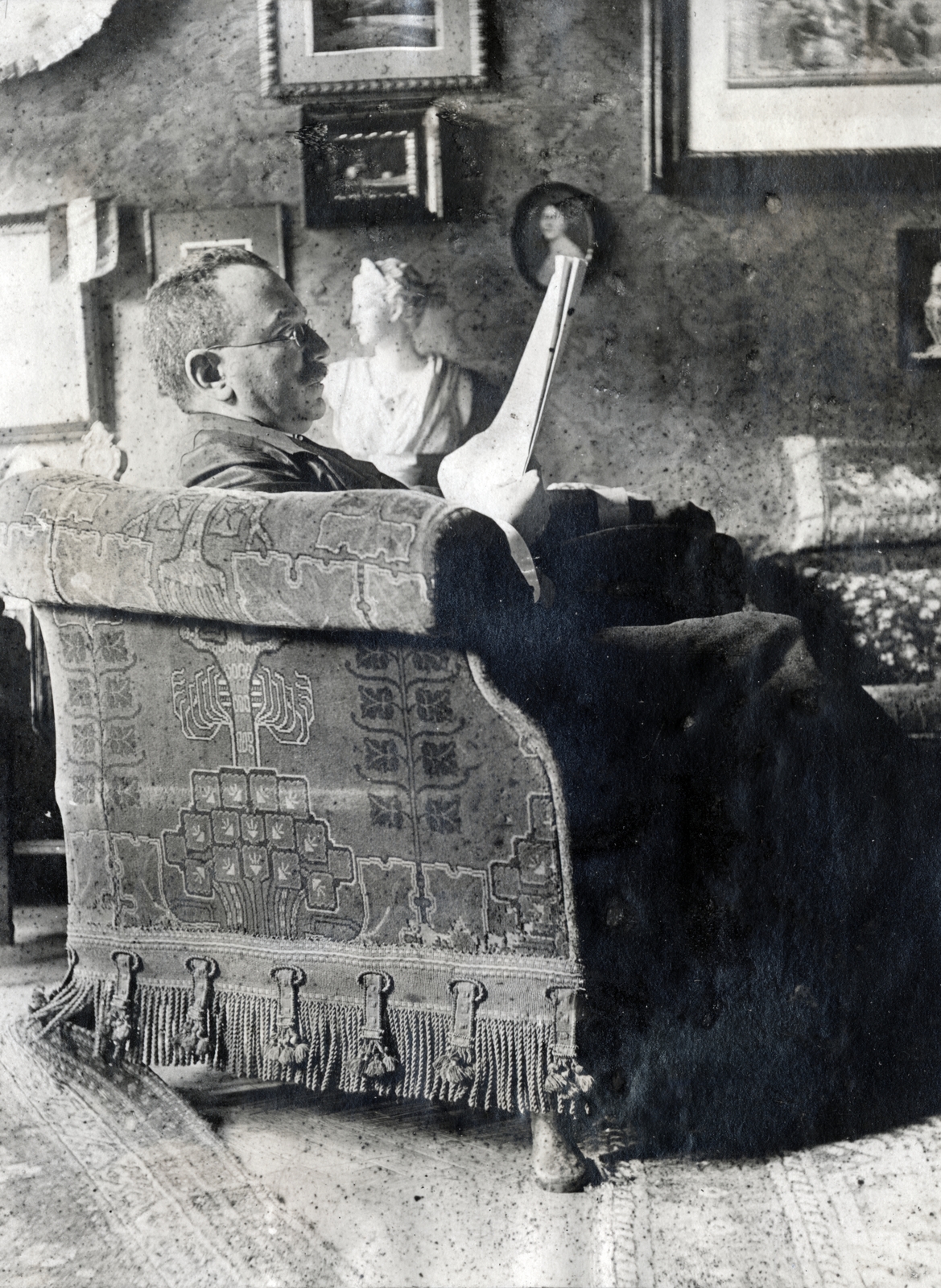 1913, Róna Annamária, olvasás, mellszobor, újság, enteriőr, fotel, Fortepan #223378