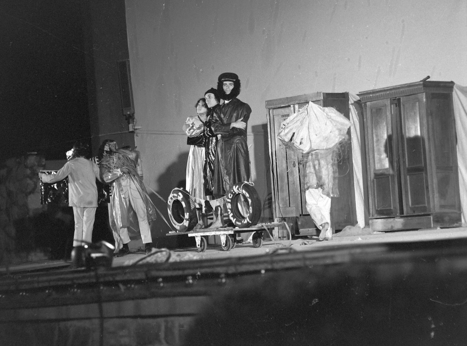 Hungary, Budapest XIV., Rózsavölgyi Parkszínpad, Gyors változások (Kassák Ház Stúdió előadása)., 1971, Kádas Tibor, art of theater, raincoat, theater performance, tire, Budapest, Fortepan #22339