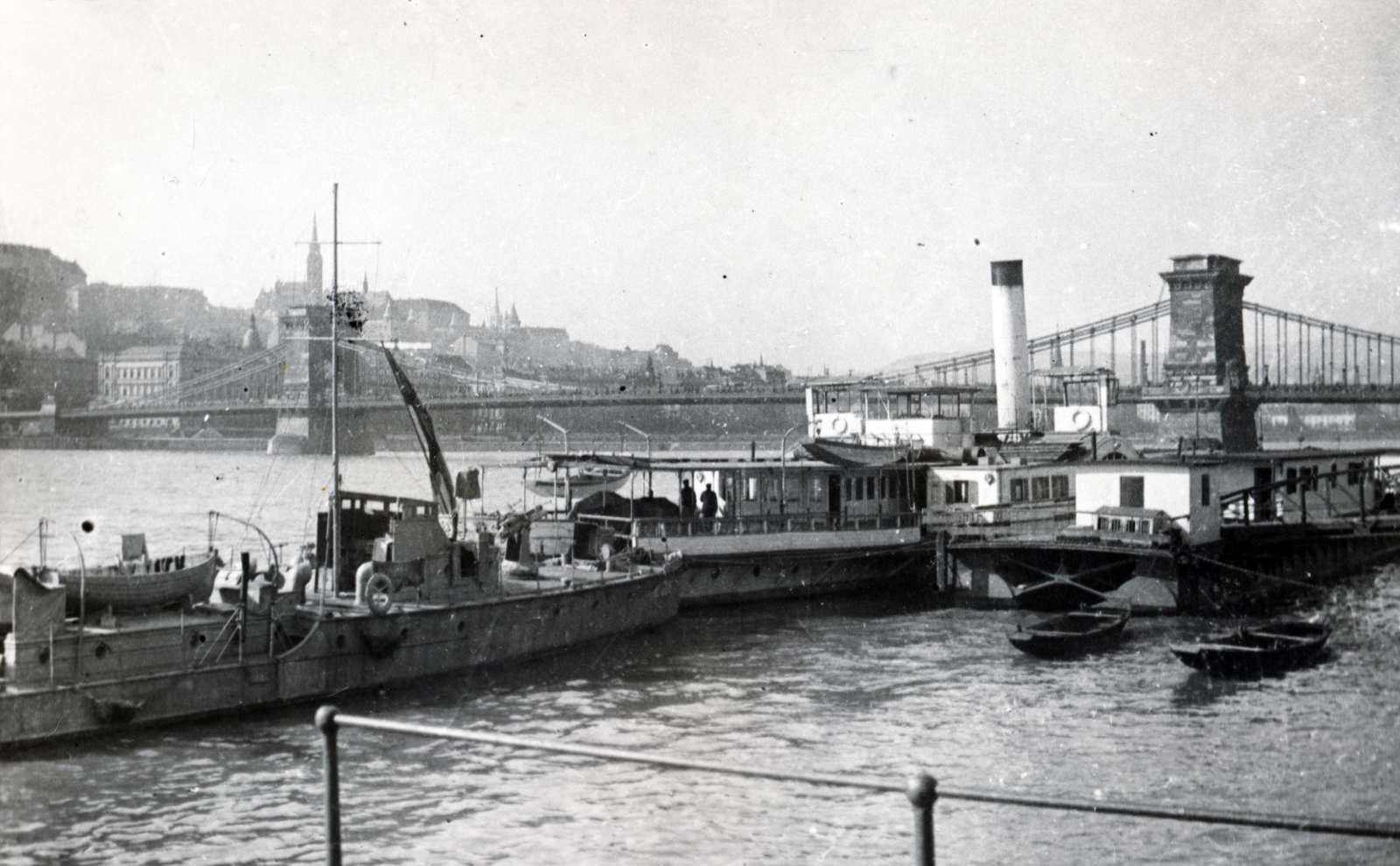 Magyarország, Budapest V.,Budapest I., balra a brit haditengerészeti erők ágyúnaszádja a Vigadó téri hajóállomásnál., 1919, Róna Annamária, gőzhajó, hadihajó, Budapest, Fortepan #223409