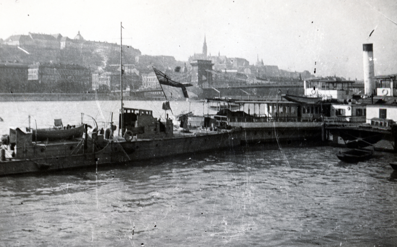 Magyarország, Budapest V.,Budapest I., balra a brit haditengerészeti erők ágyúnaszádja a Vigadó téri hajóállomásnál., 1919, Róna Annamária, Budapest, hadihajó, gőzhajó, Fortepan #223410