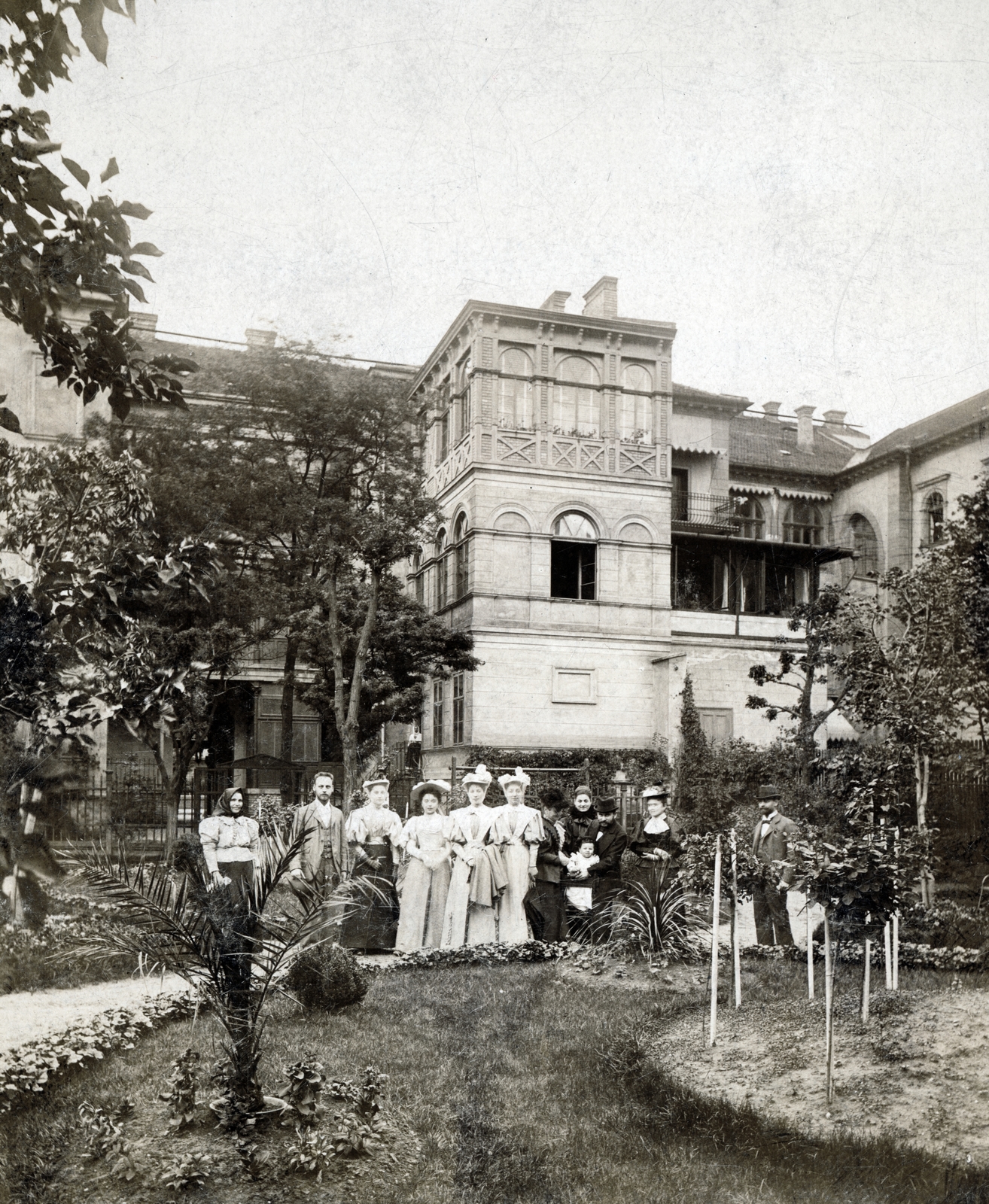 1900, Róna Annamária, flower bed, tableau, peeking, Fortepan #223417