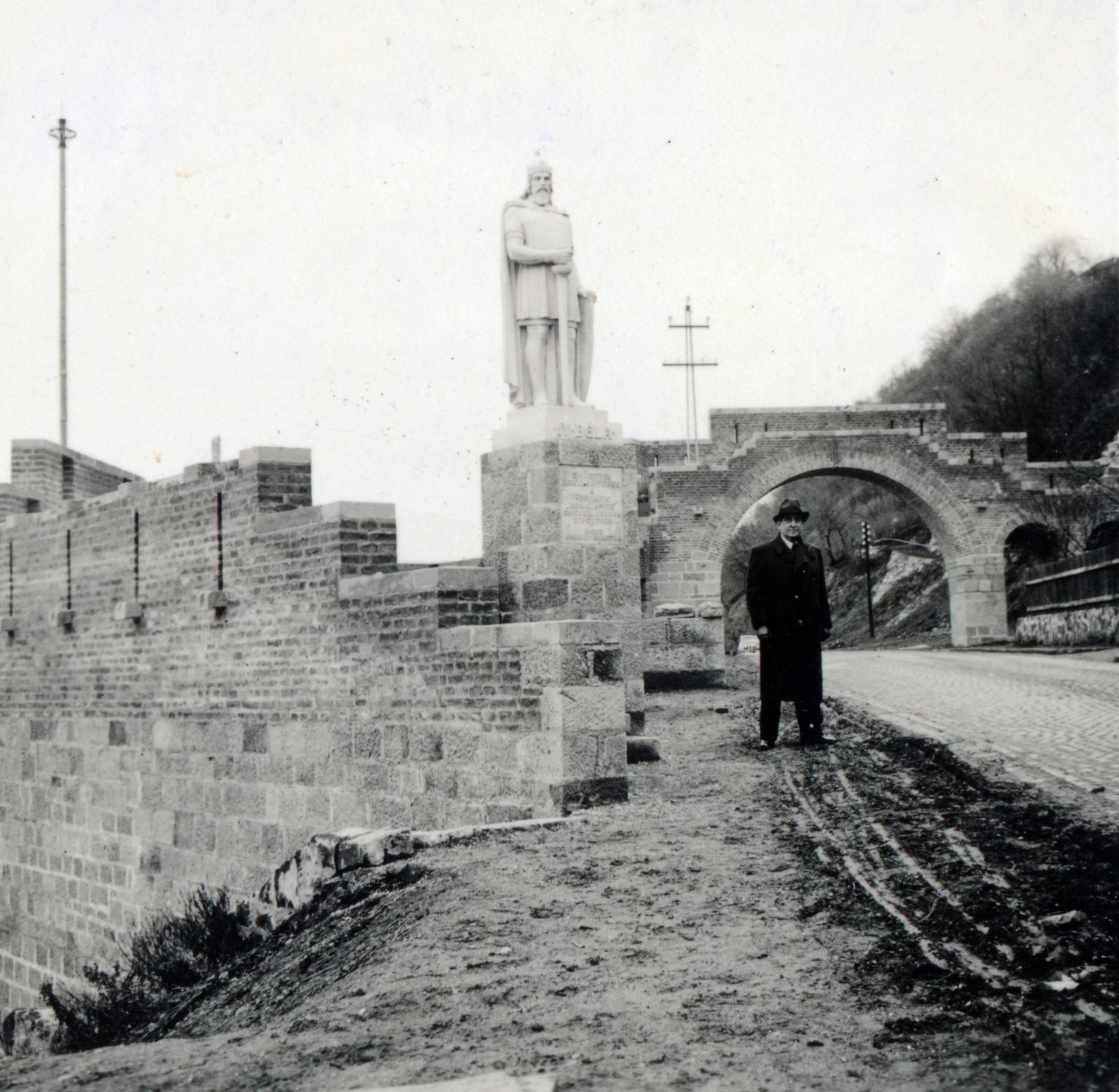 Hungary,Danube Bend, Visegrád, Vizibástya az országzászlóval és a Városkapu, előtérben IV. Béla szobra (Krasznai Lajos, 1939.)., 1939, Közösségi Szociális Szövetkezet, sculpture, Fortepan #223451