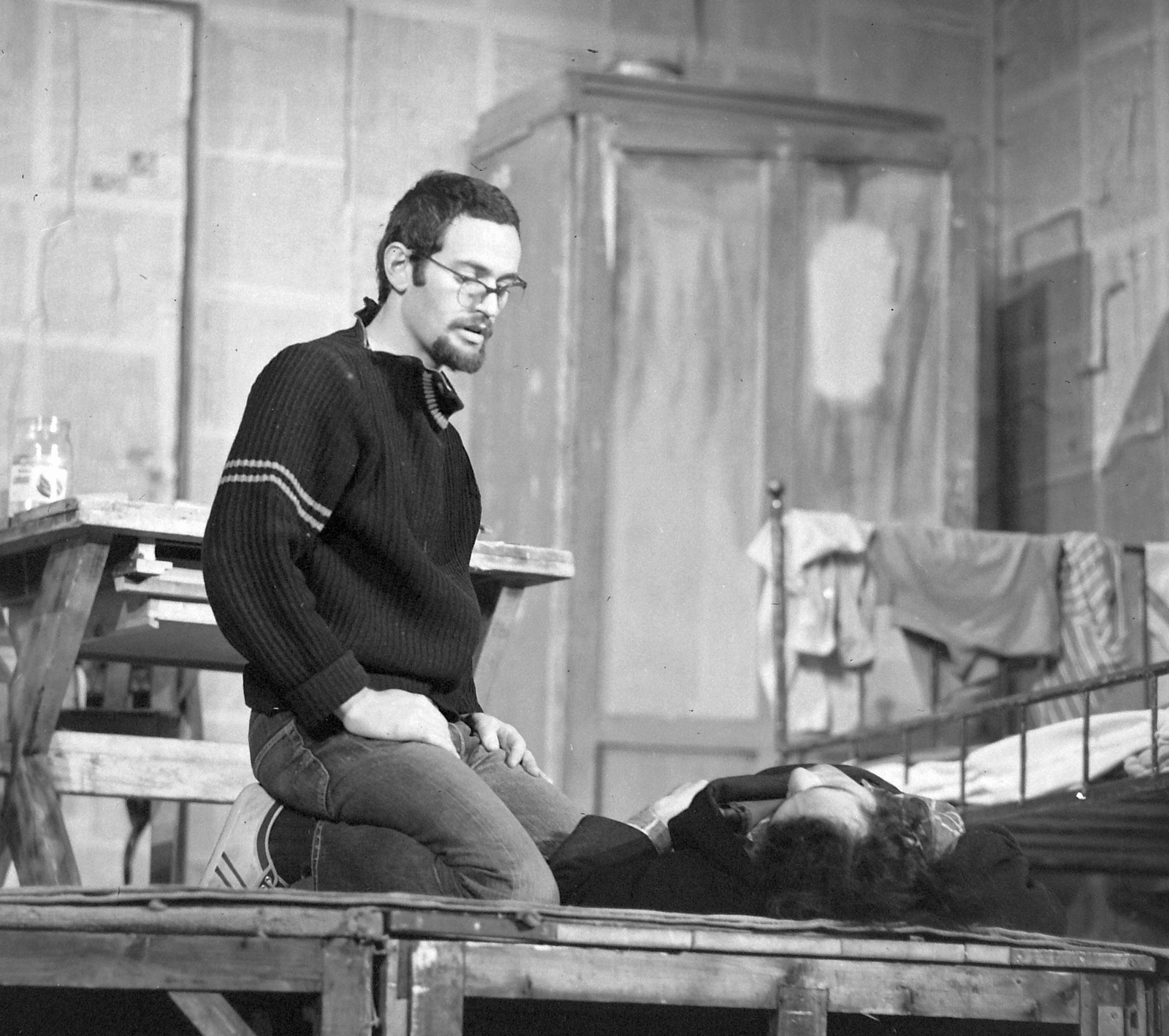 Hungary, Budapest V., Oláh János: Kenyérpusztítók (Universitas). Erdélyi György és Varga Tamás., 1974, Kádas Tibor, art of theater, theater performance, actor, Budapest, iron bed, stage, Fortepan #22346