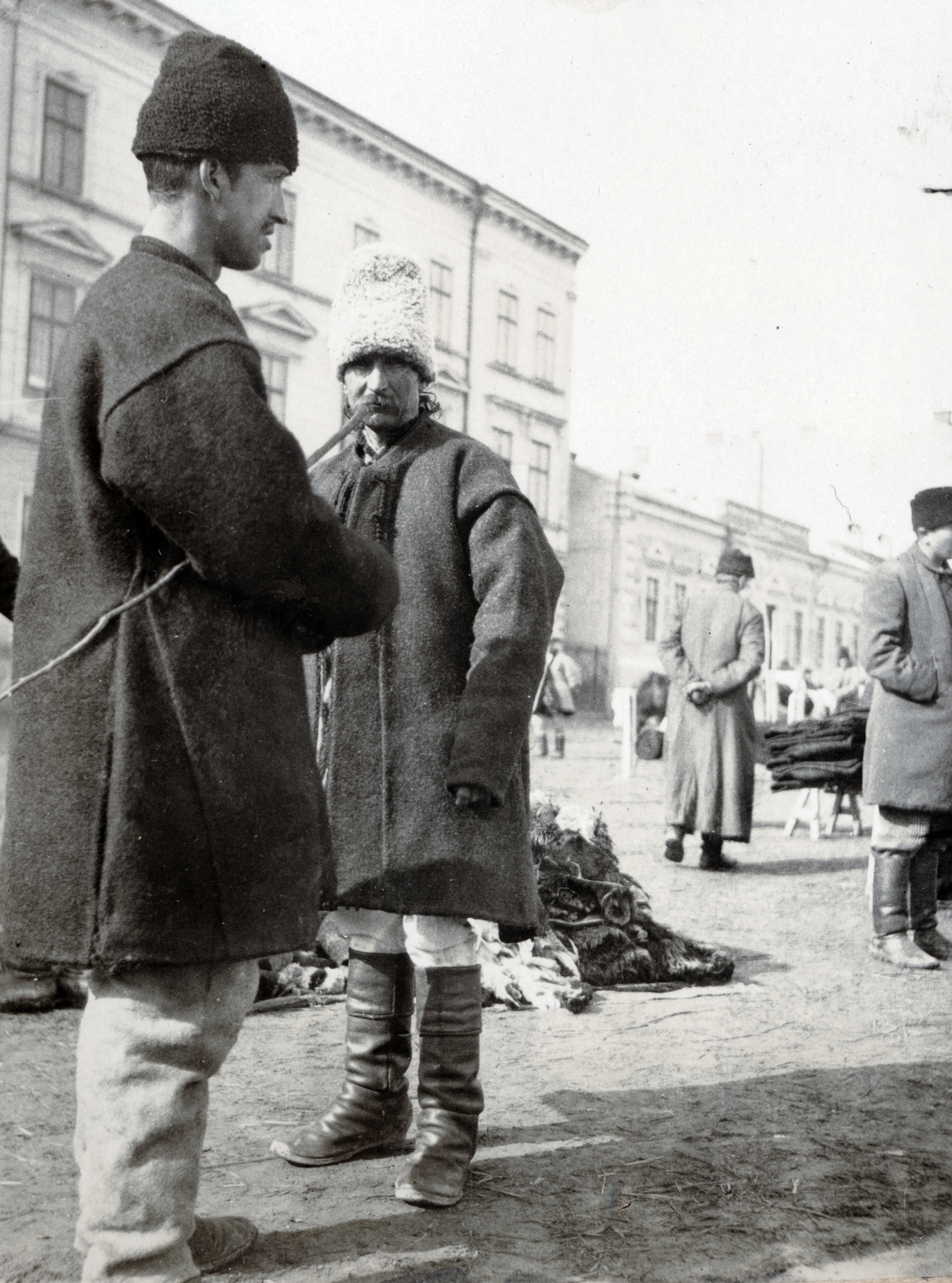 Ukraine, Chernivtsi, (ekkor Czernowitz), Székesegyház tér (ekkor Austriaplatz), háttérben a 2-es számú épület. Piac., 1914, Közösségi Szociális Szövetkezet, peasant, Fortepan #223467