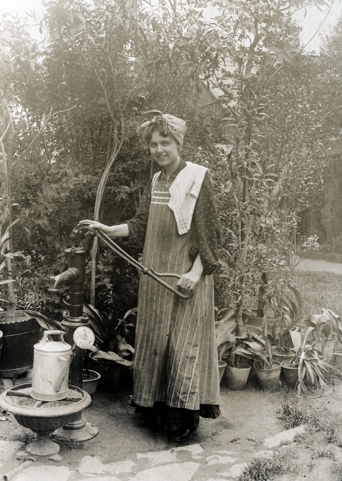 1915, Közösségi Szociális Szövetkezet, watering can, well, smile, apron dress, Fortepan #223479