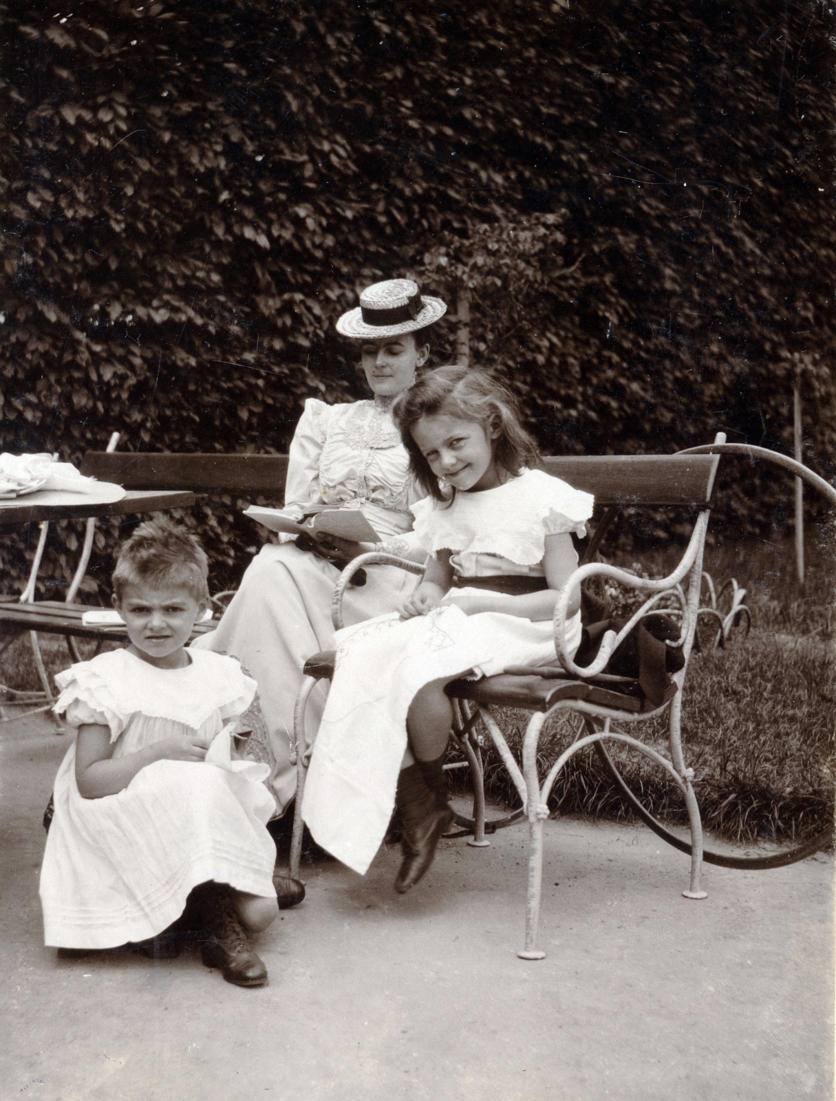 1918, Közösségi Szociális Szövetkezet, bench, white dress, mother, girls, Fortepan #223514