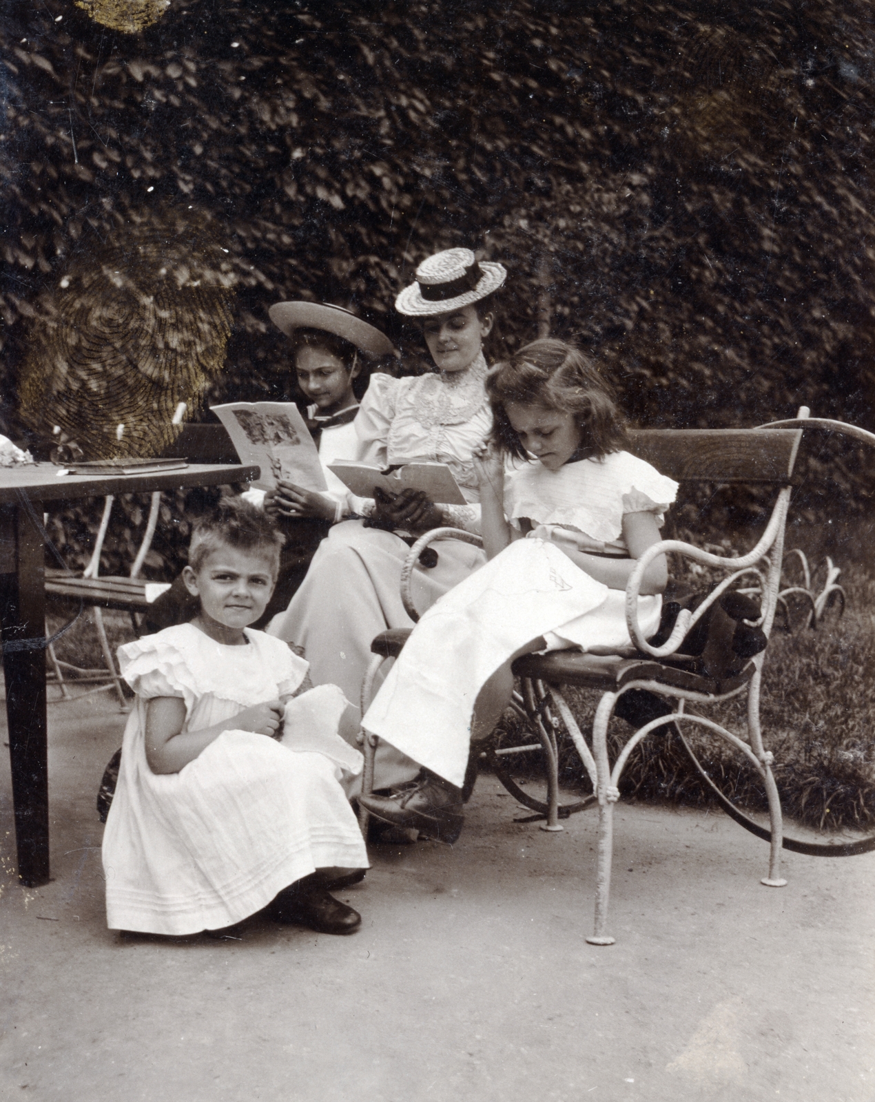 1918, Közösségi Szociális Szövetkezet, reading, bench, white dress, kids, mother, Fortepan #223516