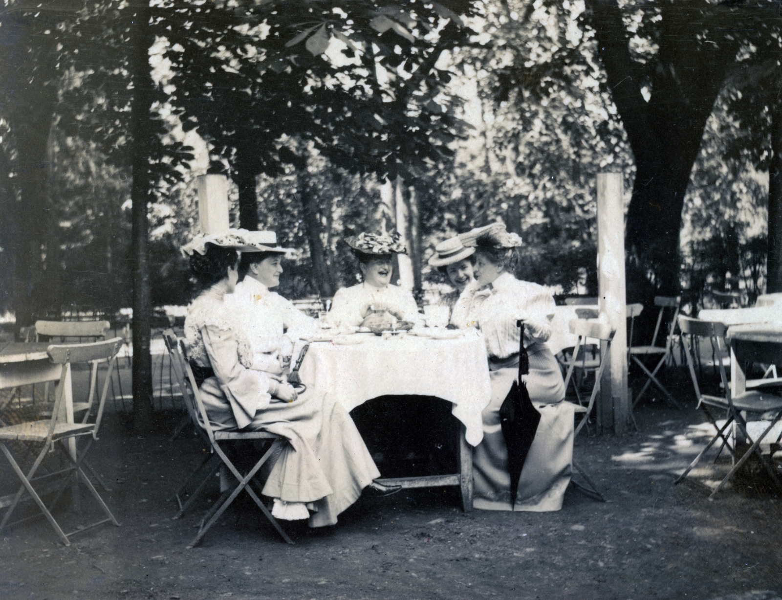 1917, Közösségi Szociális Szövetkezet, hat, tableau, lady, chair, umbrella, women, sunshades, Fortepan #223533