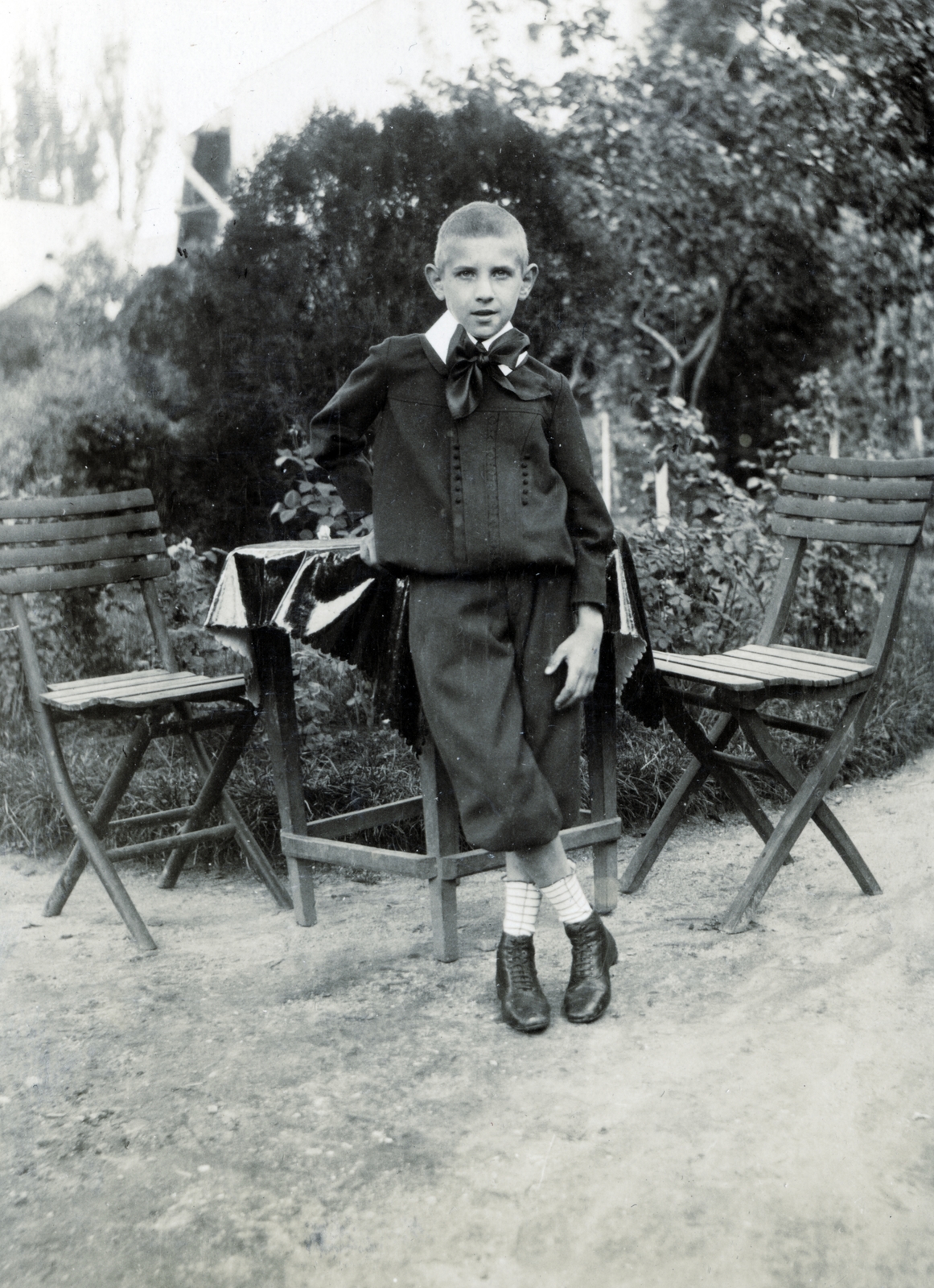 1916, Közösségi Szociális Szövetkezet, boy, leg over leg, Fortepan #223544