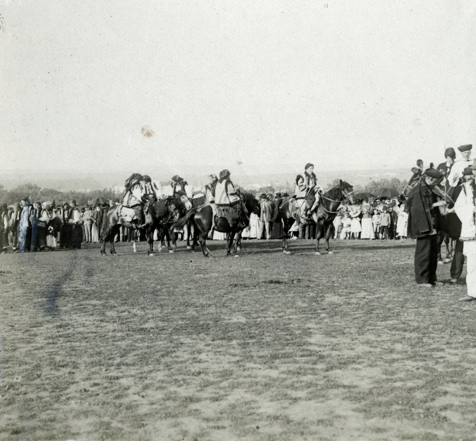 1916, Közösségi Szociális Szövetkezet, violin, folk costume, equestrian sports, Fortepan #223552