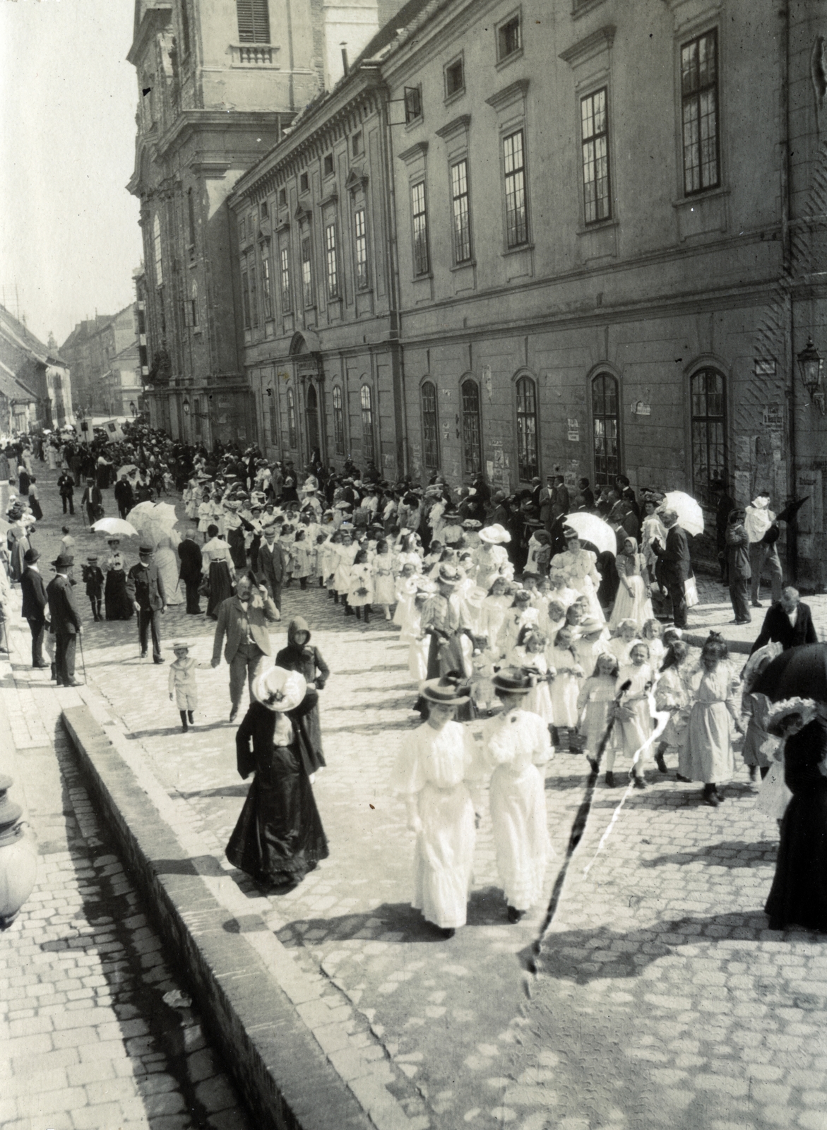 Hungary, Budapest I., Fő utca a Batthyány tér felől a Csalogány utca felé nézve, jobbra a Szent Ferenc sebei templom és az egykori ferences kolostor., 1919, Közösségi Szociális Szövetkezet, Budapest, march, sunshades, Fortepan #223555