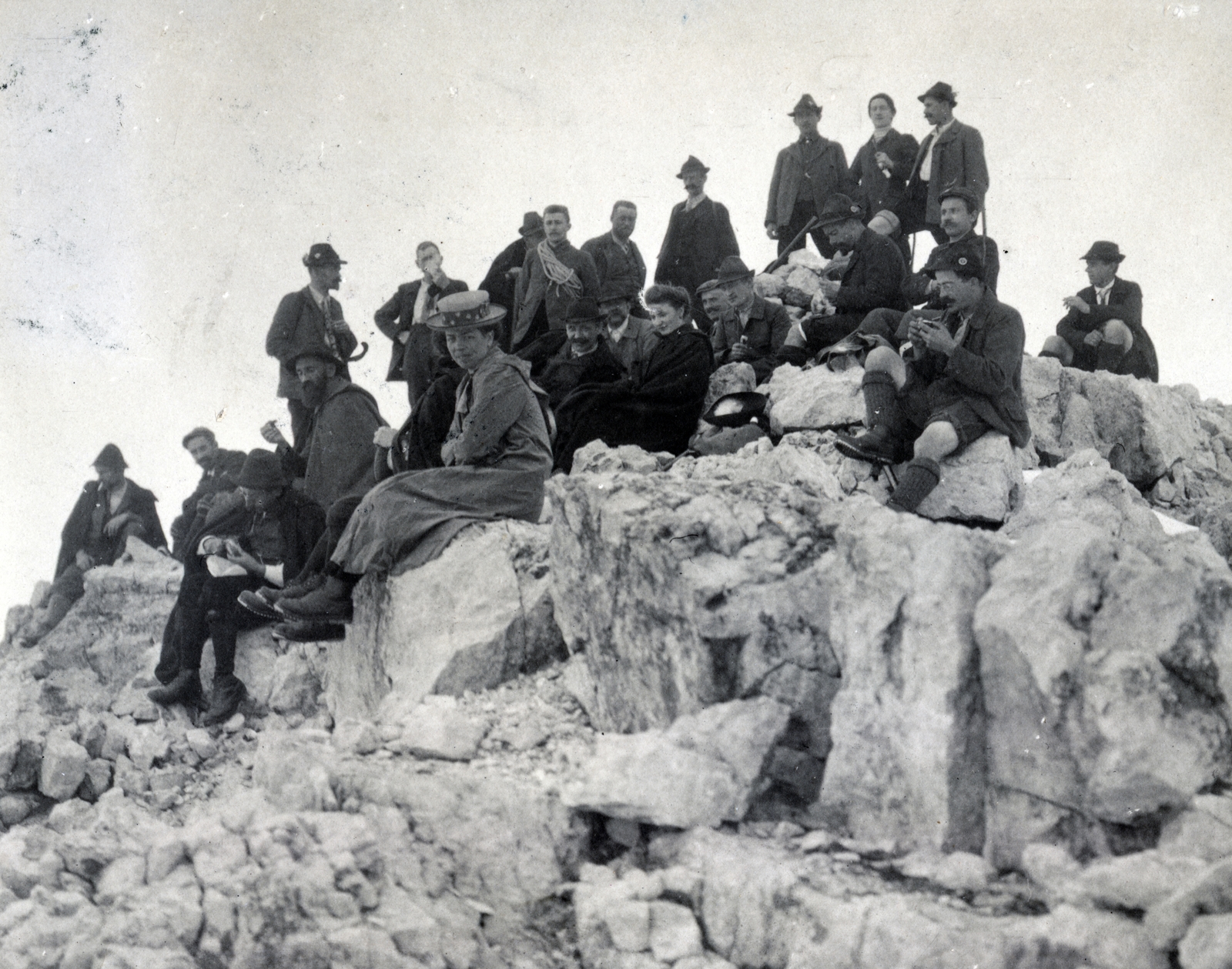 1917, Közösségi Szociális Szövetkezet, sitting on a rock, Fortepan #223588