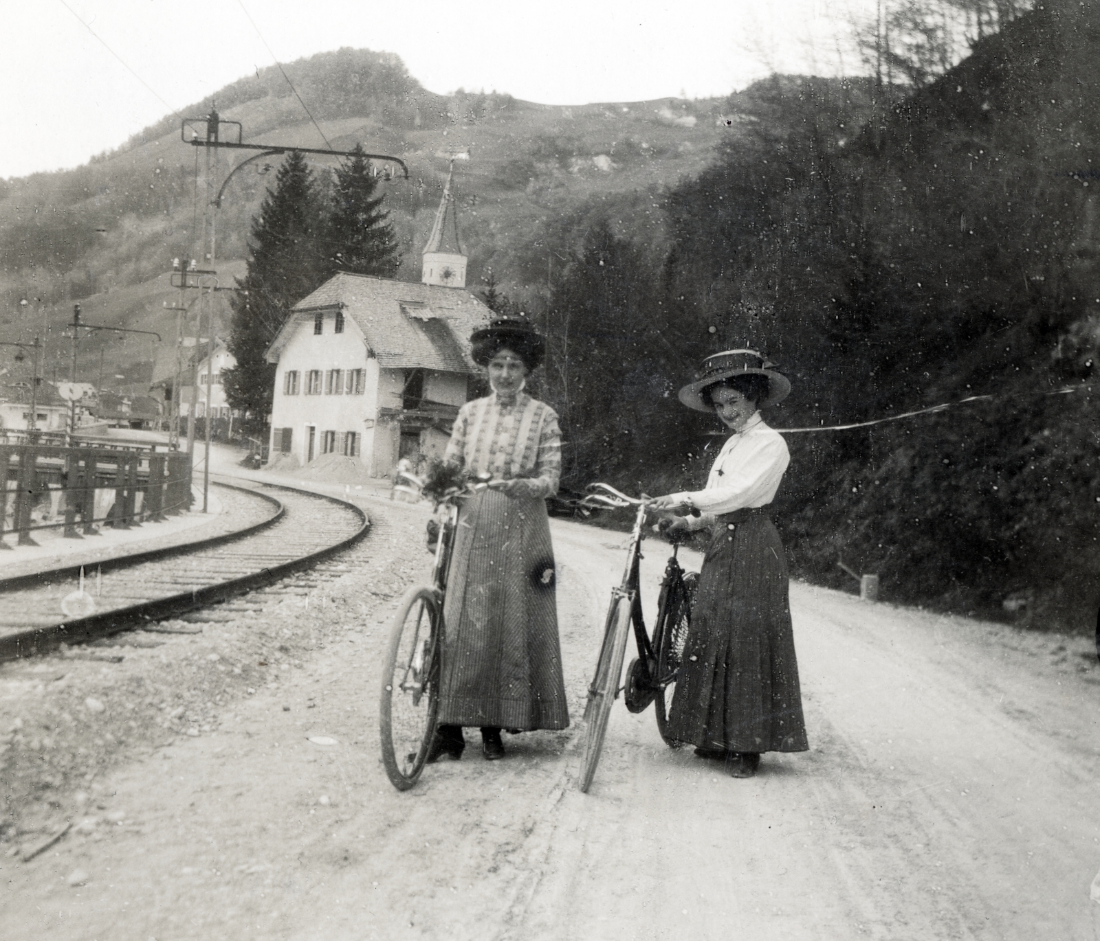 1917, Közösségi Szociális Szövetkezet, bicycle, lady, rails, Fortepan #223611