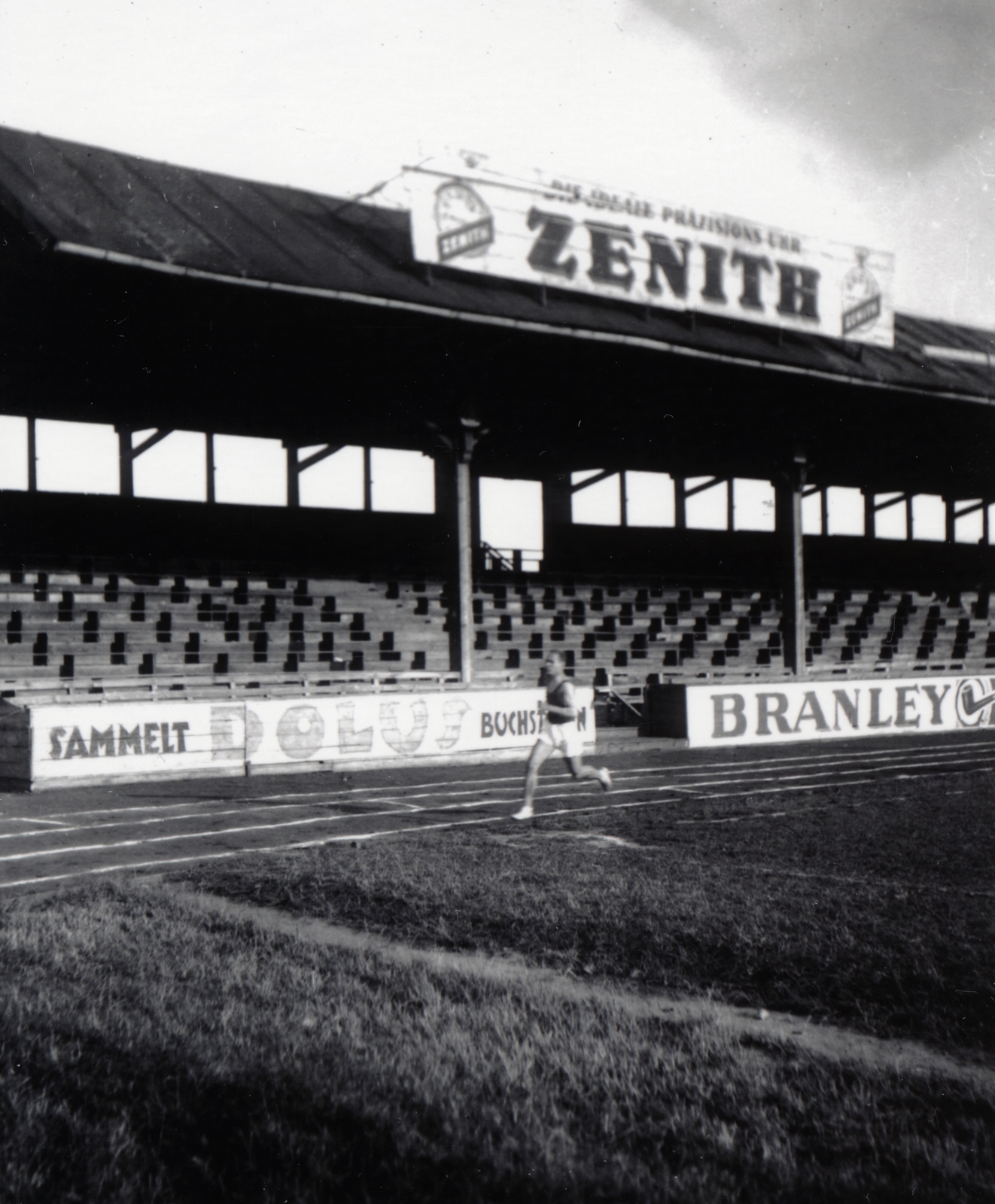 1946, Fortepan/Album066, felirat, reklám, futás, sportoló, stadion, fű, sportpálya, Fortepan #223616