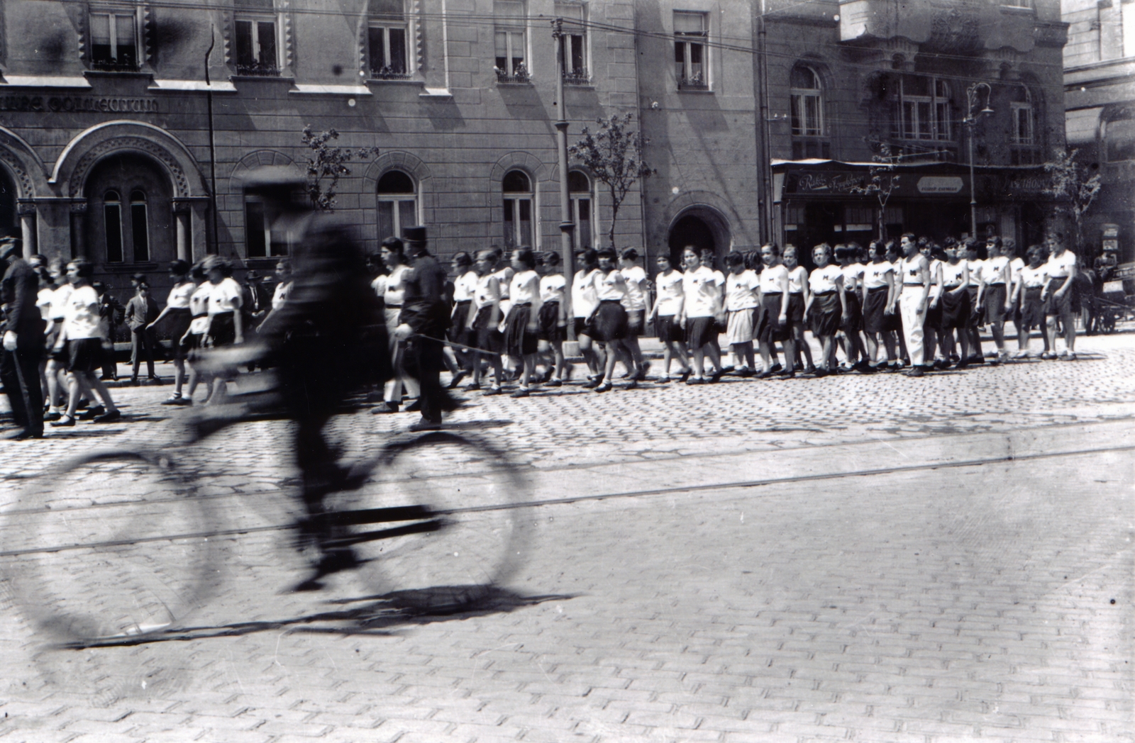 Hungary, Budapest XI., Bartók Béla (Horthy Miklós) út, balra a 17-19. szám alatti Szent Imre Kollégium (később BME Baross Gábor Kollégium)., 1933, Fortepan/Album066, Budapest, bicycle, Fortepan #223622