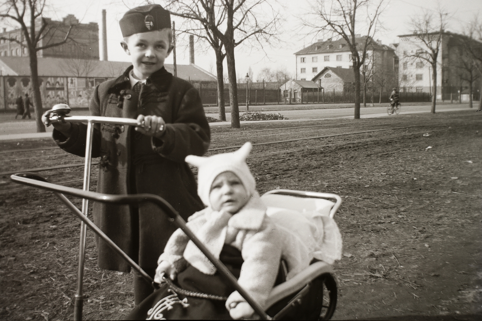 Hungary, Budapest X.,Budapest VIII., Hungária körút belső oldala a Hős utca felől a Kerepesi út, a Stróbl Alajos utca felé nézve., 1942, Fortepan/Album002, portrait, baby carriage, newborn, kid, Budapest, scooter, Fortepan #22363
