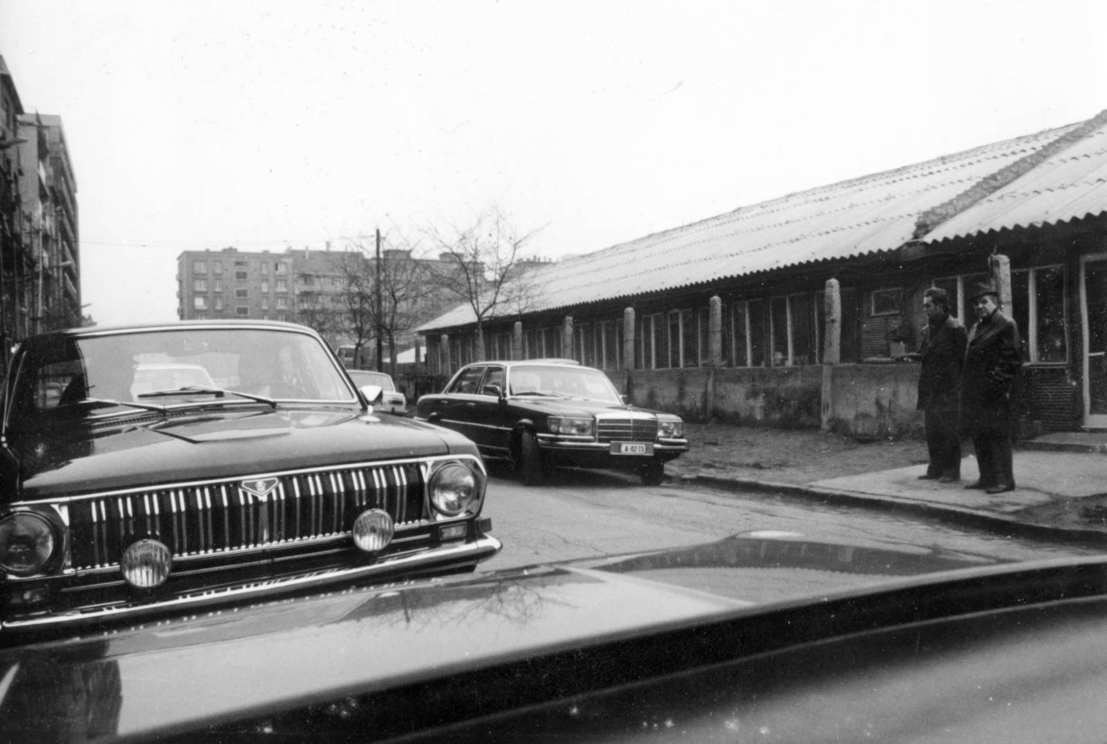 Magyarország, Budapest XI., Bercsényi utca az Október huszonharmadika (Schönherz Zoltán) utca felé nézve, a felvétel a Skála Budapest Szövetkezeti Nagyáruház építési területén lévő felvonulási épület előtt készült., 1975, Középületépítő Vállalat - Kreszán Albert - Koczka András - Kemecsei József, Mercedes W116, Budapest, Fortepan #223662