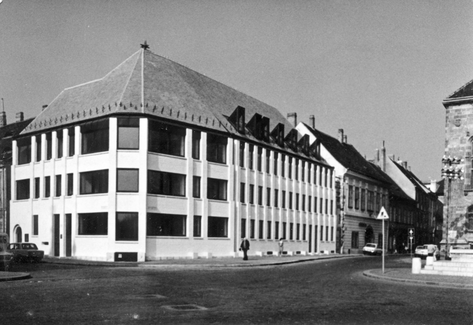 Magyarország, budai Vár, Budapest I., Szentháromság tér, szemben a Szentháromság utca sarkán a Diplomata-ház., 1982, Középületépítő Vállalat - Kreszán Albert - Koczka András - Kemecsei József, Budapest, Fortepan #223664