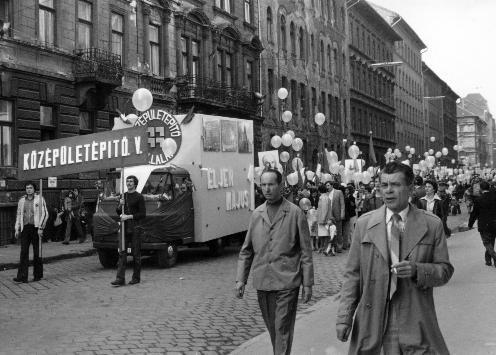 Hungary, Budapest VII., Dembinszky utca, május 1-i felvonulás résztvevői a 47-es számú ház előtt., 1970, Középületépítő Vállalat - Kreszán Albert - Koczka András - Kemecsei József, 1st of May parade, ad truck, march, cigarette, Budapest, Fortepan #223666