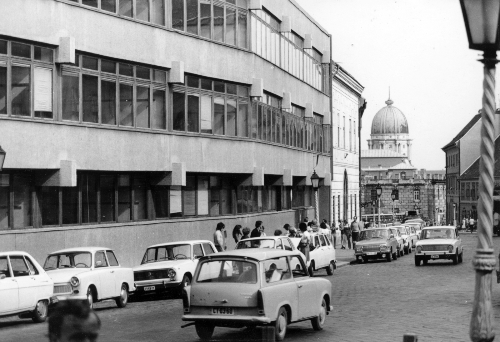 Magyarország, budai Vár, Budapest I., Tárnok utca, balra a 9-11. szám alatti Budavári Általános Iskola, jobbra a háttérben a Budavári Palota (korábban Királyi Palota) kupolája., 1975, Középületépítő Vállalat - Kreszán Albert - Koczka András - Kemecsei József, Trabant 601, rendszám, Budapest, Renault 16, Fortepan #223671