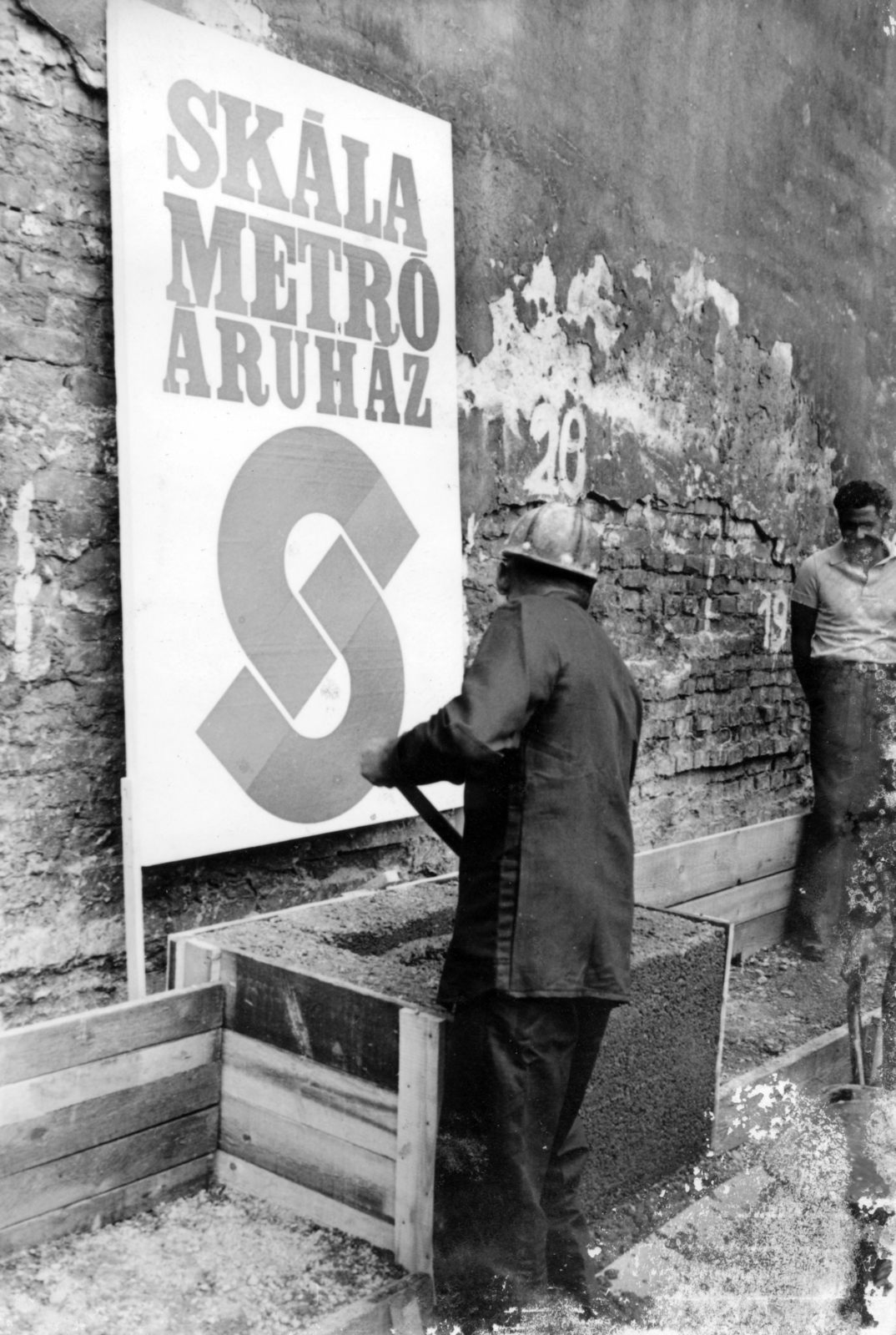 Hungary, Budapest VI., Jókai utca - Nyugati (Marx) tér - Bajcsy-Zsilinszky út közötti terület. A felvétel a Skála Metró nagyáruház alapkőletétele alkalmával készült., 1977, Középületépítő Vállalat - Kreszán Albert - Koczka András - Kemecsei József, poster, Budapest, Fortepan #223682