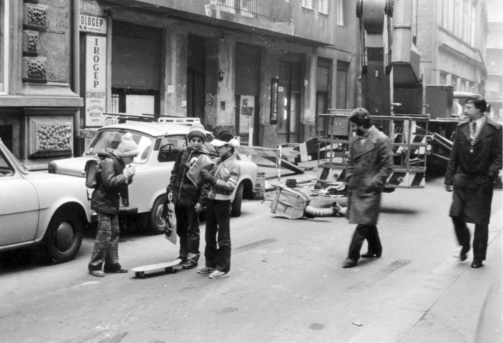 Hungary, Budapest V., Nyáry Pál utca, háttérben az emelőkosaras gépjármű a 9-es számú ház előtt áll., 1980, Középületépítő Vállalat - Kreszán Albert - Koczka András - Kemecsei József, Budapest, Fortepan #223689