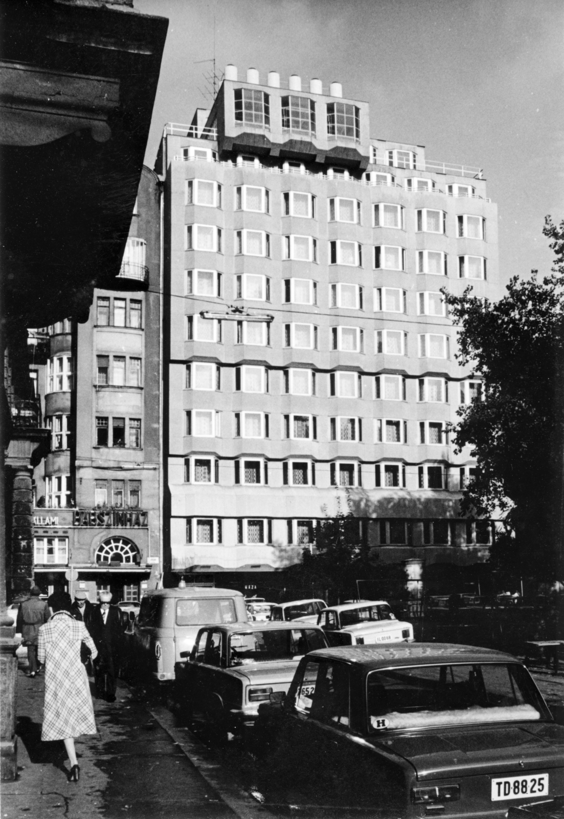 Magyarország, Budapest VI., Jókai tér, balra az ekkor a Kolibri Színházban működő Állami Bábszanház bejára látható. Mellette a 9. számú épület a MEDOSZ Vendégház., 1980, Középületépítő Vállalat - Kreszán Albert - Koczka András - Kemecsei József, Budapest, Vadász György-terv, Fortepan #223692