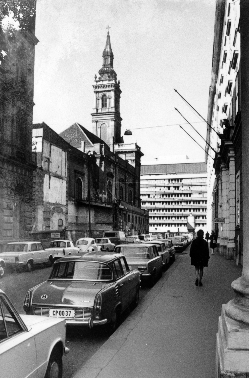 Hungary, Budapest V., Városház utca, a felvétel a Városháza épülete előtt készült. Balra a a Belvárosi Szent Anna-templom (szervita templom), szemben a Szervita (Martinelli) térnél Országos Műszaki Fejlesztési Bizottság (OMFB) székháza., 1972, Középületépítő Vállalat - Kreszán Albert - Koczka András - Kemecsei József, Budapest, Fortepan #223699