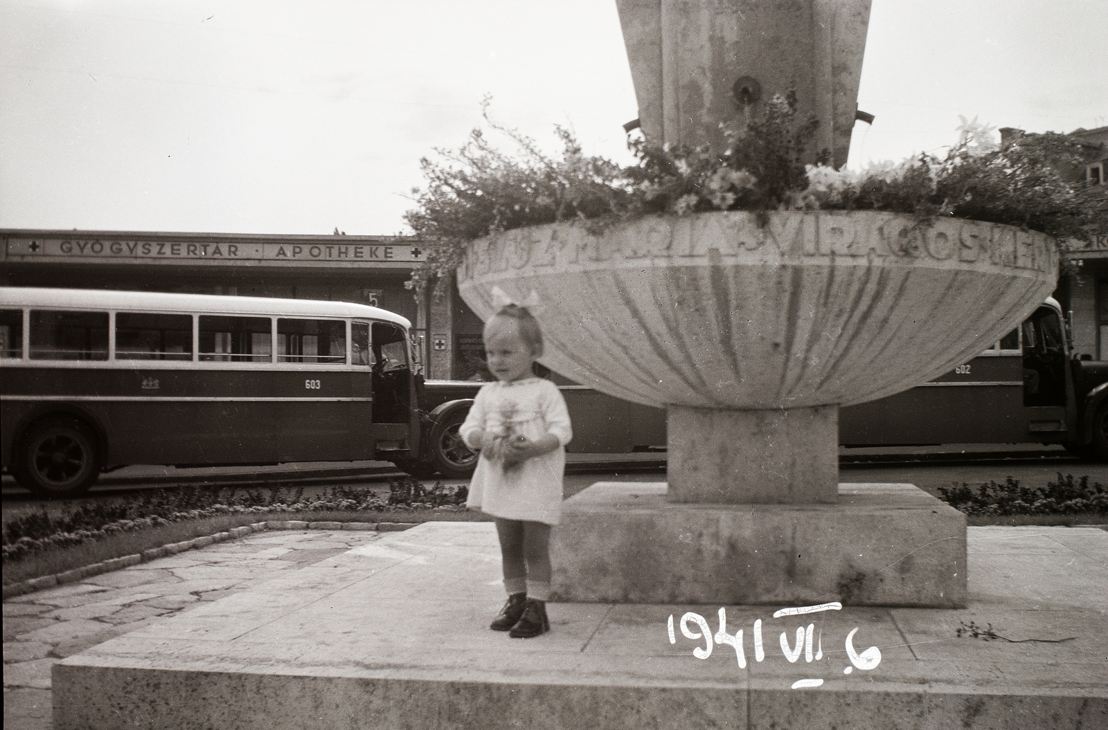 Magyarország, Budapest II., Pasaréti tér, Mária-kút., 1941, Fortepan/Album002, portré, autóbusz, MÁVAG-márka, gyerek, MÁVAG N26/36, Budapest, viszonylatszám, Fortepan #22370