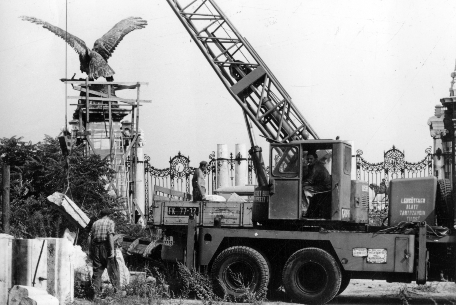 Magyarország, budai Vár, Budapest I., Szent György tér, a felvétel Donáth Gyula szobrászművész alkotásának, a Turul szobor restaurálásra történő elszállításakor készült., 1975, Középületépítő Vállalat - Kreszán Albert - Koczka András - Kemecsei József, Budapest, Fortepan #223702