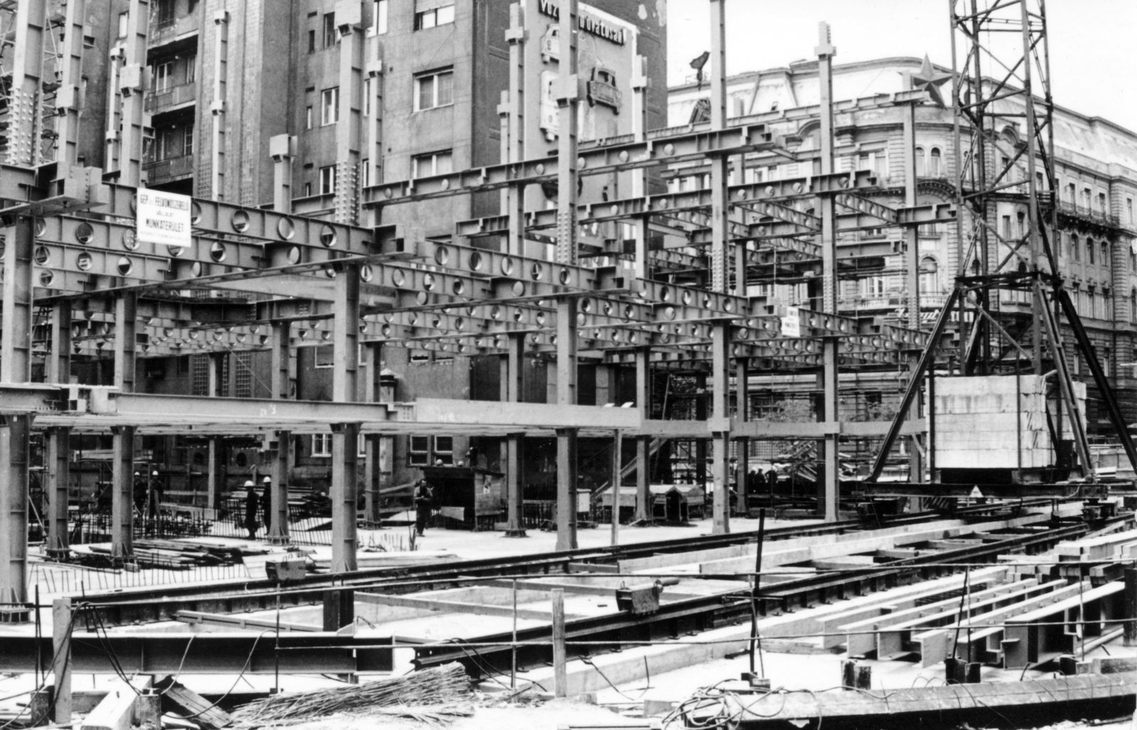 Hungary, Budapest VI., Nyugati (Marx) tér, a Skála Metró nagyáruház építkezése, háttérben a Bajcsy-Zsilinszky út 65. számú ház. Jobbra a Bajcsy-Zsilinszky út - Stollár Béla utca sarkon a Zrínyi Nyomda épülete látható., 1978, Középületépítő Vállalat - Kreszán Albert - Koczka András - Kemecsei József, department store, Budapest, Fortepan #223708