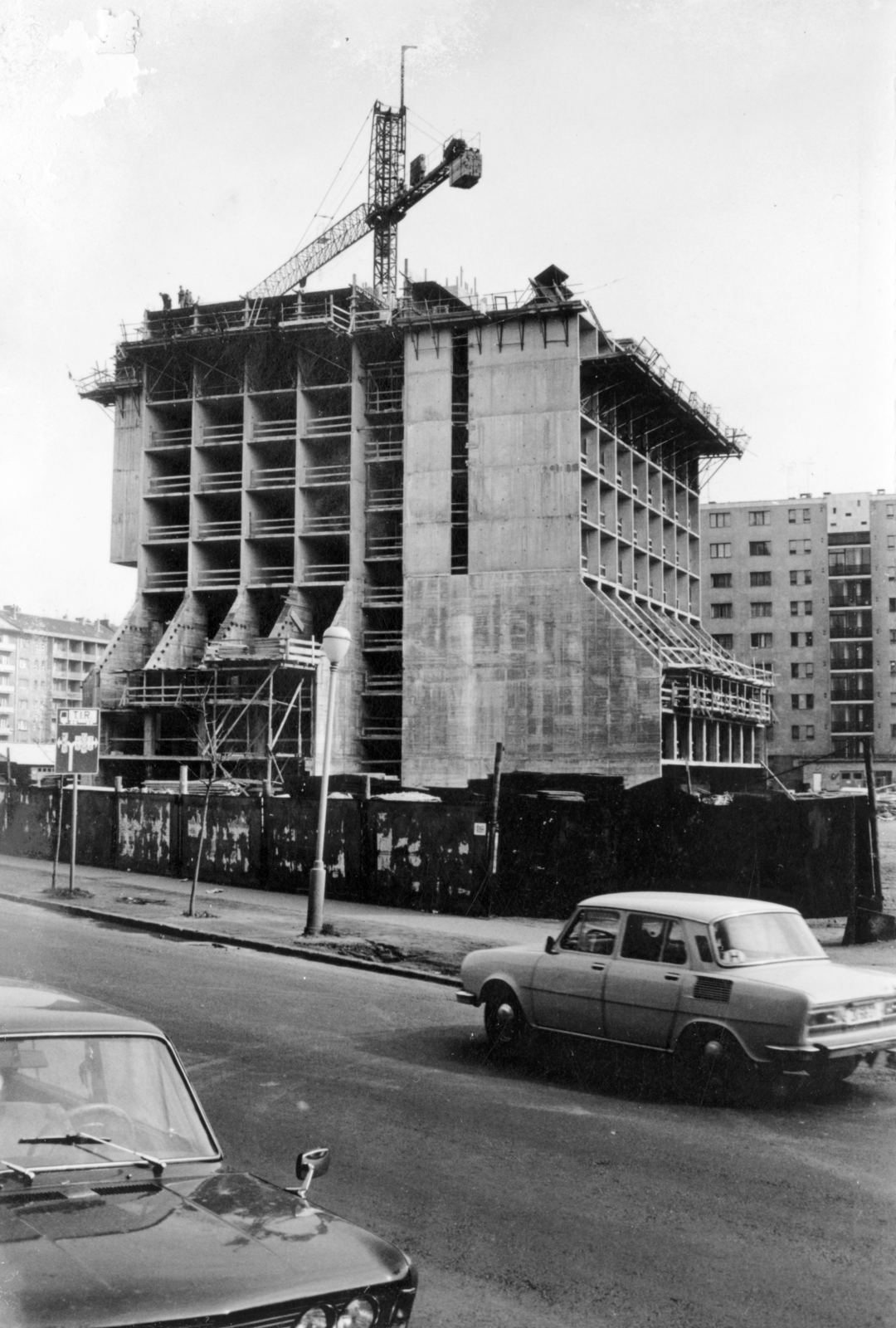 Magyarország, Budapest XI., a Budafoki út - Irinyi József utca sarkán álló BME Schönherz Kollégium építkezése., 1979, Középületépítő Vállalat - Kreszán Albert - Koczka András - Kemecsei József, Budapest, Fortepan #223718