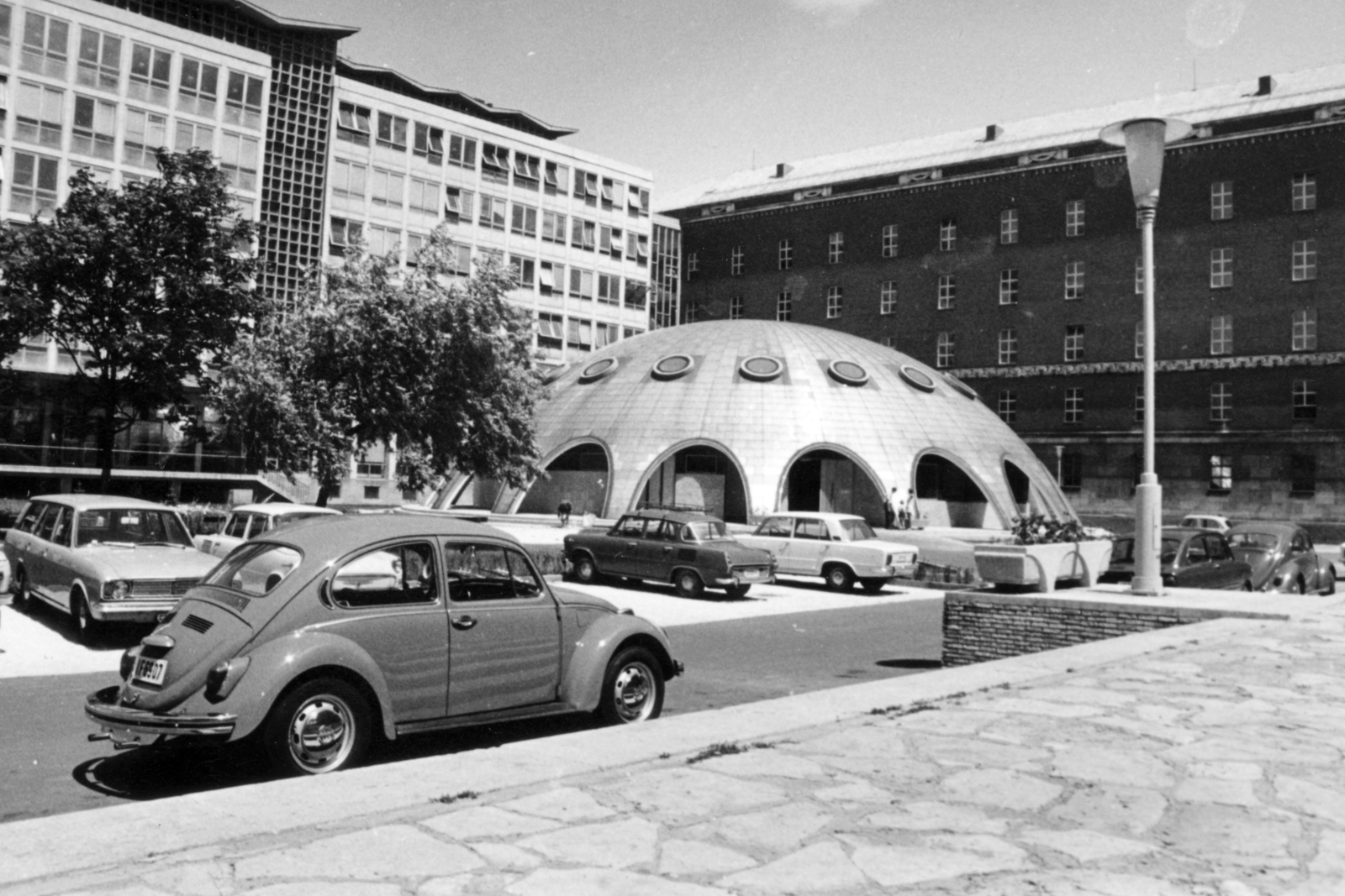 Hungary, Budapest XI., Műegyetem rakpart 3., Budapesti Műszaki Egyetem (később Budapesti Műszaki és Gazdaságtudományi Egyetem), Oktatóreaktor., 1971, Középületépítő Vállalat - Kreszán Albert - Koczka András - Kemecsei József, Volkswagen Beetle, Budapest, Hyperbolic paraboloid shells , Fortepan #223721