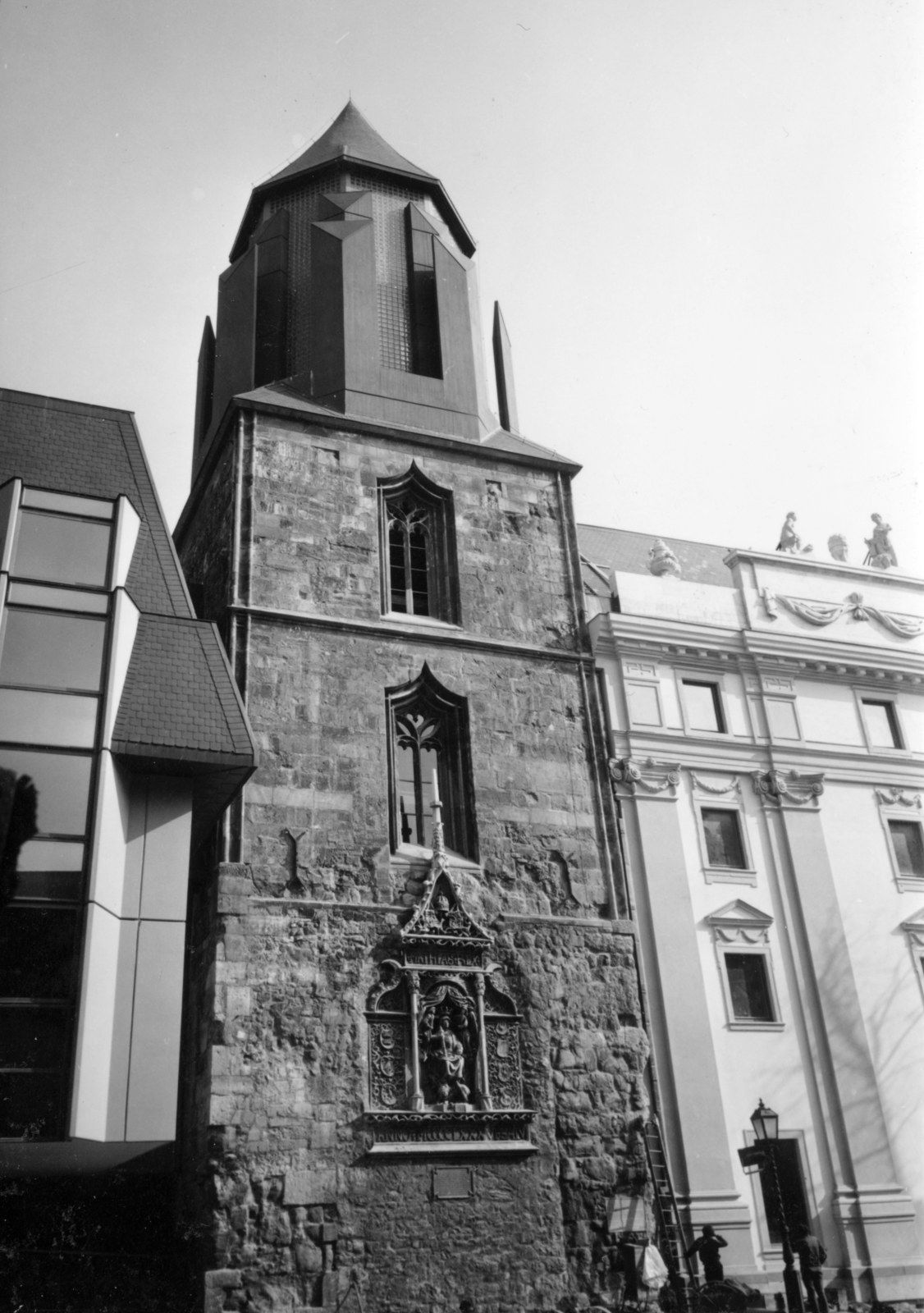 Magyarország, budai Vár, Budapest I., Hess András tér, a középkori Szent Miklós-templom tornya, a homlokzaton a Mátyás király-dombormű a bautzeni emlékmű másolata., 1978, Középületépítő Vállalat - Kreszán Albert - Koczka András - Kemecsei József, Budapest, Fortepan #223726
