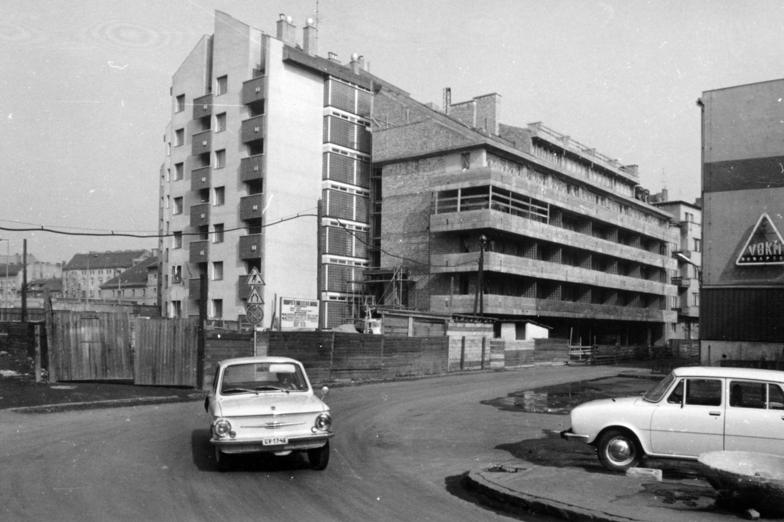 Magyarország, Budapest II., szemben a Bem József utca 18., jobbra a Ganz utca 13-15. számú ház építkezése a Medve utcától nézve., 1975, Középületépítő Vállalat - Kreszán Albert - Koczka András - Kemecsei József, rendszám, Zaporozsec-márka, Budapest, P. Mueller Éva-terv, Fortepan #223729