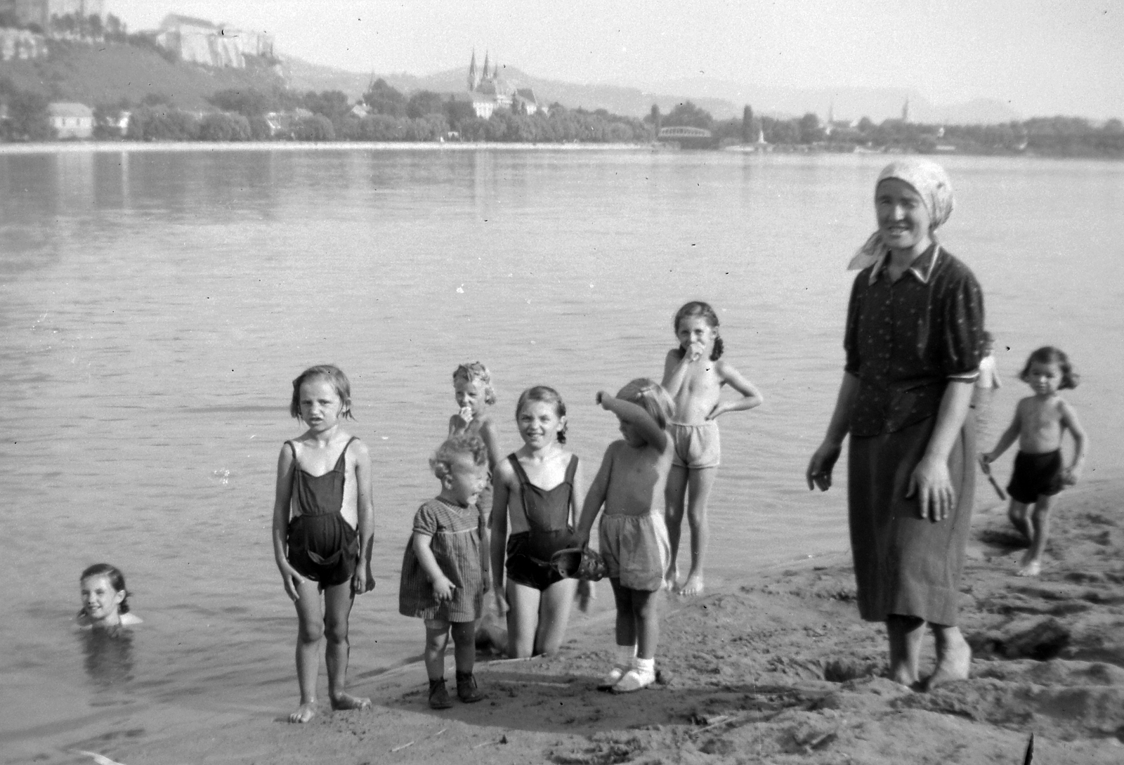 Hungary,Slovakia, Štúrovo, Duna-part, a túlparton Esztergom., 1944, Fortepan/Album002, tableau, bathing, picture, Danube, bathing suit, kids, Fortepan #22373
