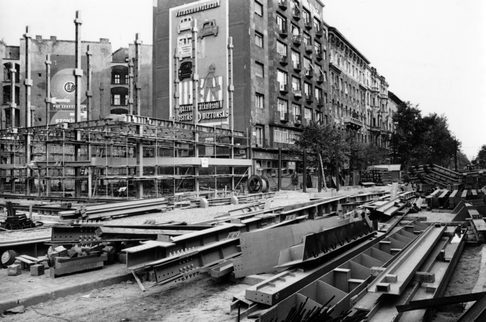 Magyarország, Budapest VI., a Jókai utca - Nyugati (Marx) tér - Bajcsy-Zsilinszky út közötti terület, a Skála Metró nagyáruház építkezése., 1978, Középületépítő Vállalat - Kreszán Albert - Koczka András - Kemecsei József, bevásárlóközpont, Budapest, Fortepan #223731