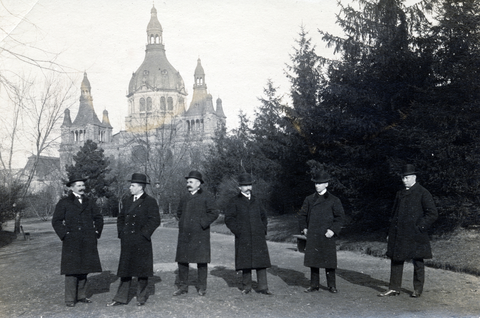 Hungary, Budapest XIV., háttérben a millenniumi kiállításra épített Közlekedési csarnok., 1916, Kellerné Alánt Andrea, Budapest, coat, hands in pockets, men, bowler hat, Fortepan #223782