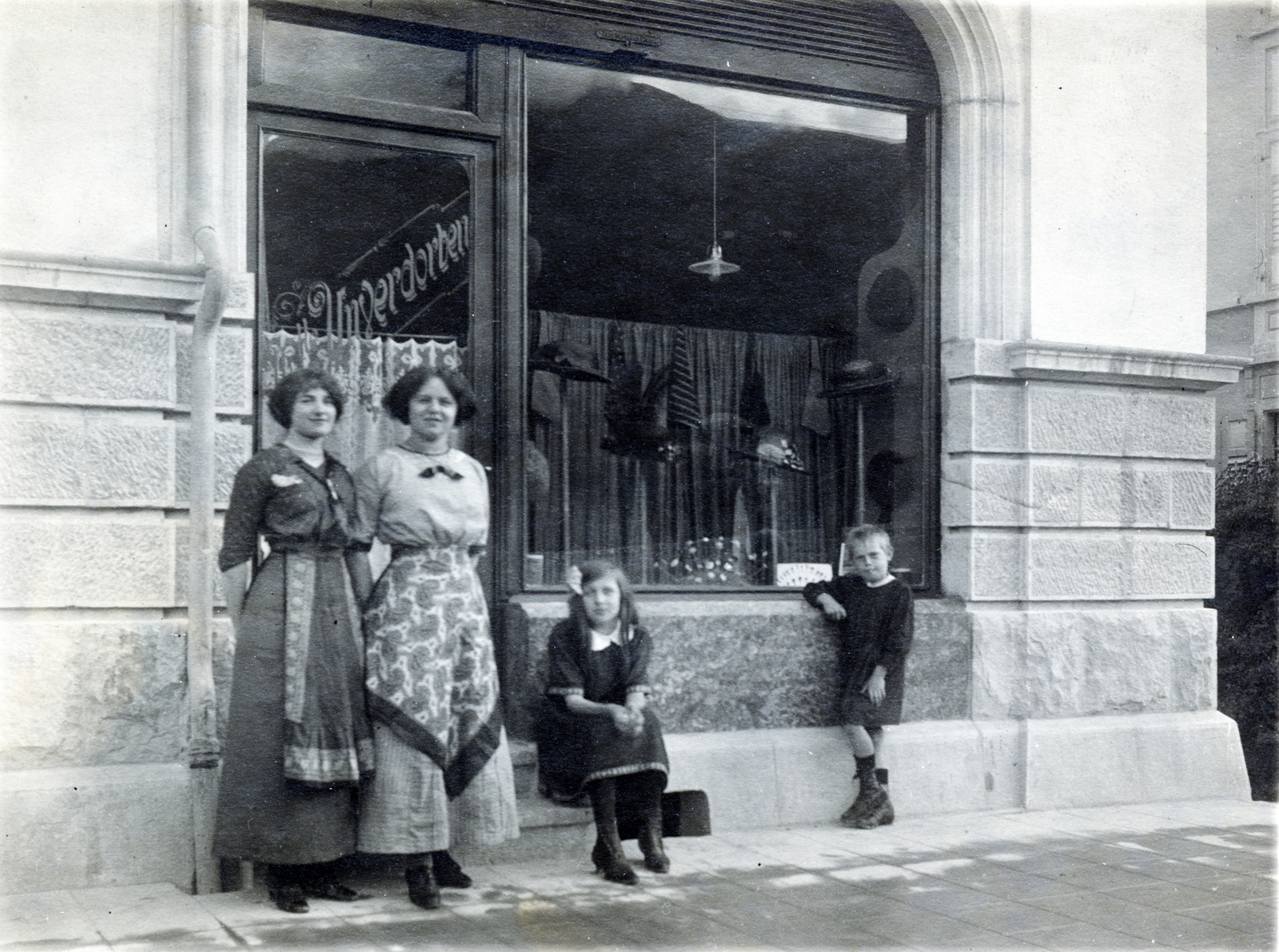 1912, Kellerné Alánt Andrea, kid, Show window, hat shop, Fortepan #223791