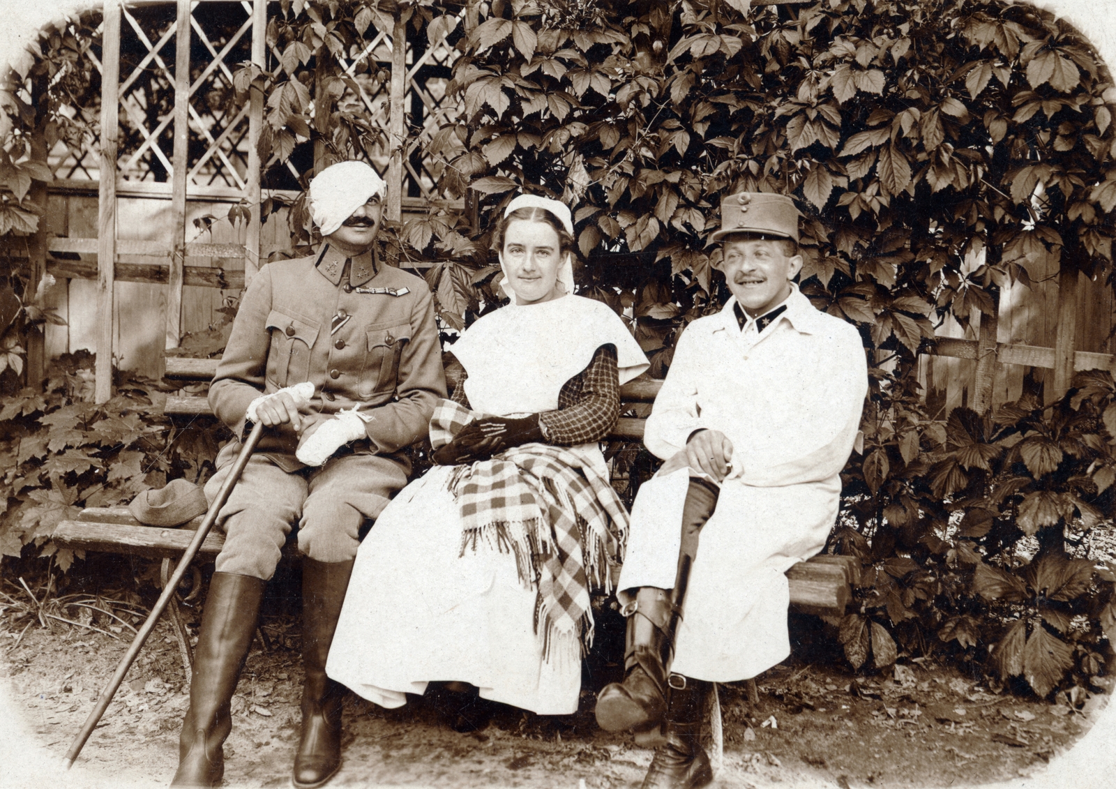 1916, Kellerné Alánt Andrea, Best of, army doctor, war wounds, wounded, three people, nurse, walking cane, uniform, boots, Fortepan #223823