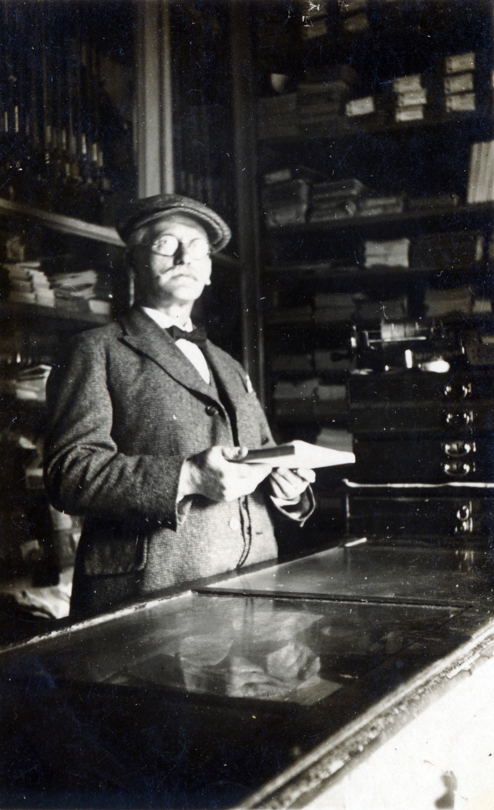 Romania,Transylvania, Ordorheiu Secuiesc, Soha Aladár könyvkötő mester a Vár utca 1 alatti műhelyében., 1931, Kálnoki Kis Sándor, shop interior, Fortepan #223841