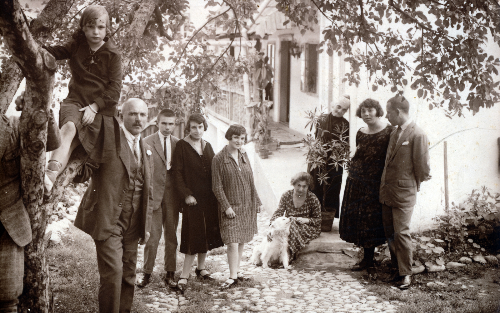 Romania,Transylvania, Ordorheiu Secuiesc, családi fotó a Szent Imre utca 39 szám alatti ház udvarán., 1935, Kálnoki Kis Sándor, Fortepan #223853