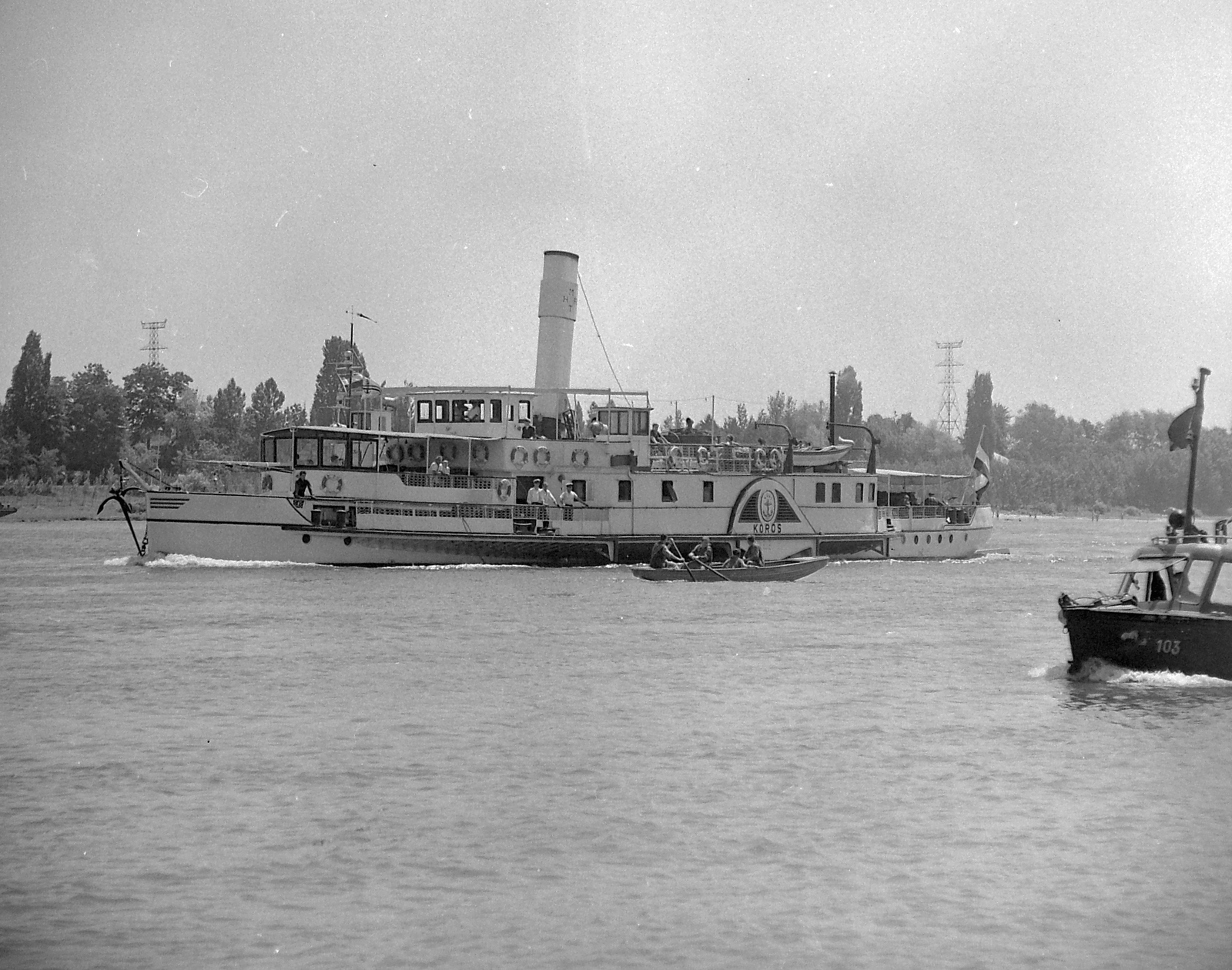 Hungary, Budapest, a Kőrös gőzös a Dunán, háttérben az újpesti Duna-part., 1967, MHSZ, ship, aerial wire, motorboat, steamboat, Kőrös/Verecke ship, Fortepan #22387