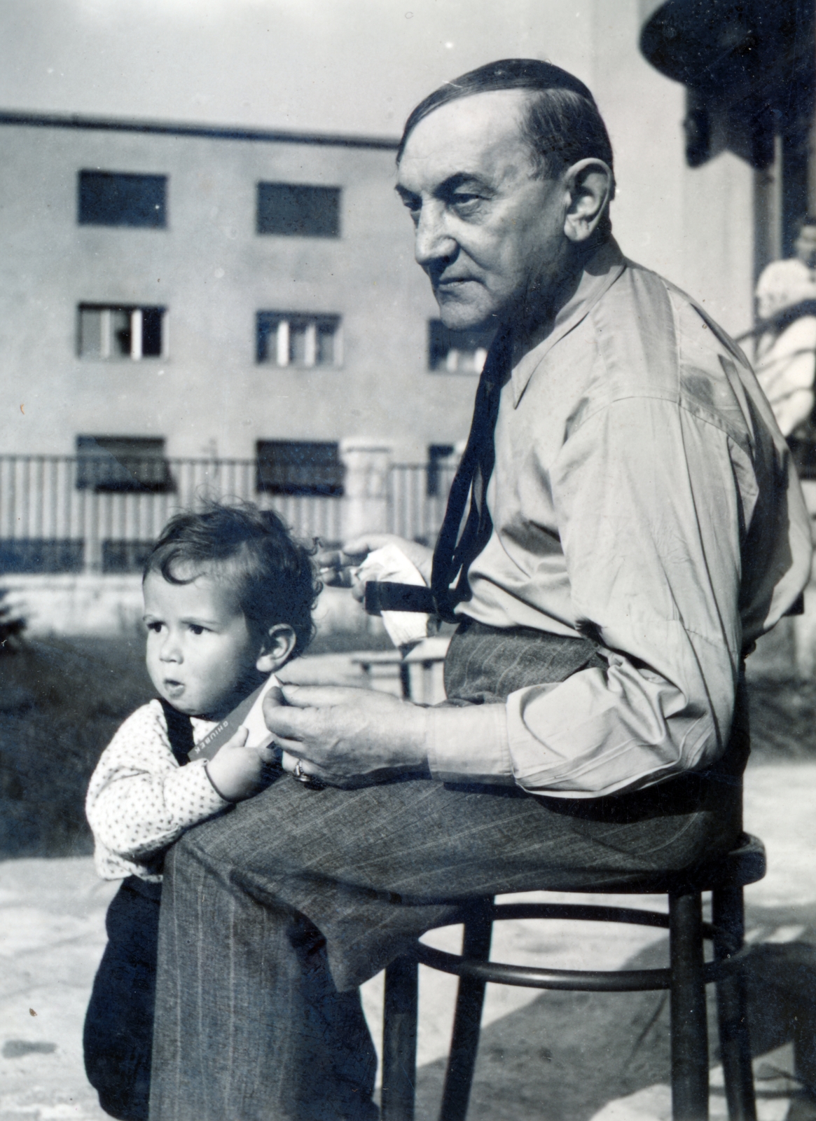 Magyarország, Budapest XIV., a felvétel az Erzsébet királyné útja 2/c számú ház kertjében készült, háttérben a Ciklámen utca 14. számú ház., 1942, Kádár Anna, Budapest, Fortepan #223871
