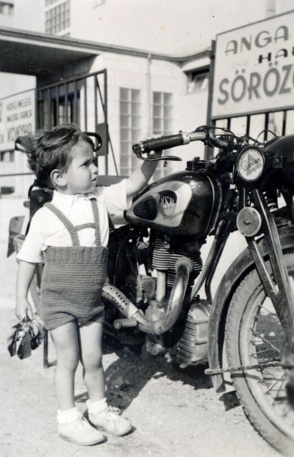Magyarország, Budapest VIII., Agancs út 30-32. (ekkor 30.), a felvétel a Hargita társasház előtt készült. Itt működött Anga Béla étterme, 1943, Kádár Anna, Budapest, Fortepan #223872
