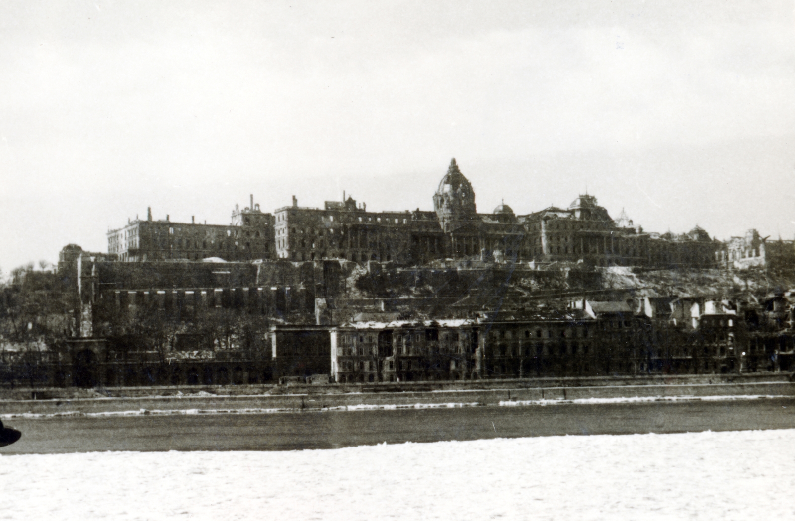 Hungary, Budapest I., a romos Királyi Palota (később Budavári Palota) Pest felől., 1945, Kádár Anna, damaged building, wharf, palace, Budapest, Fortepan #223883